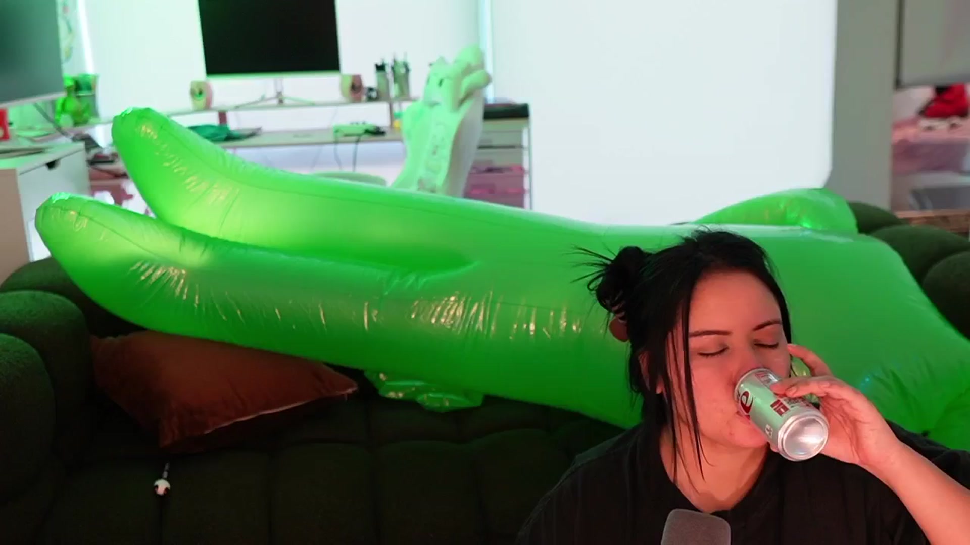 Gallery image thumbnail from Kamila__'s myfreecams stream on, 10/05/2024, 17:42 image 17 of 20