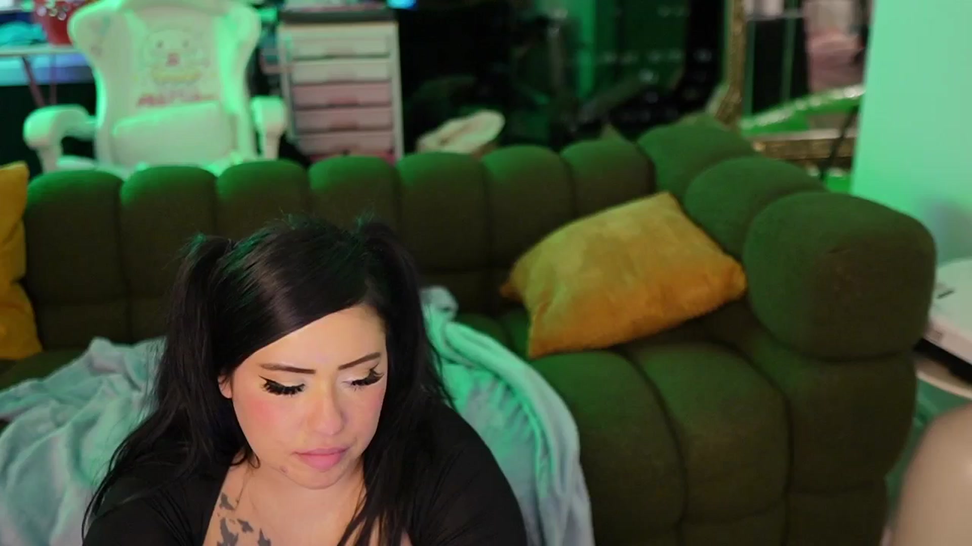 Gallery image thumbnail from Kamila__'s myfreecams stream on, 10/16/2024, 06:31 image 15 of 20