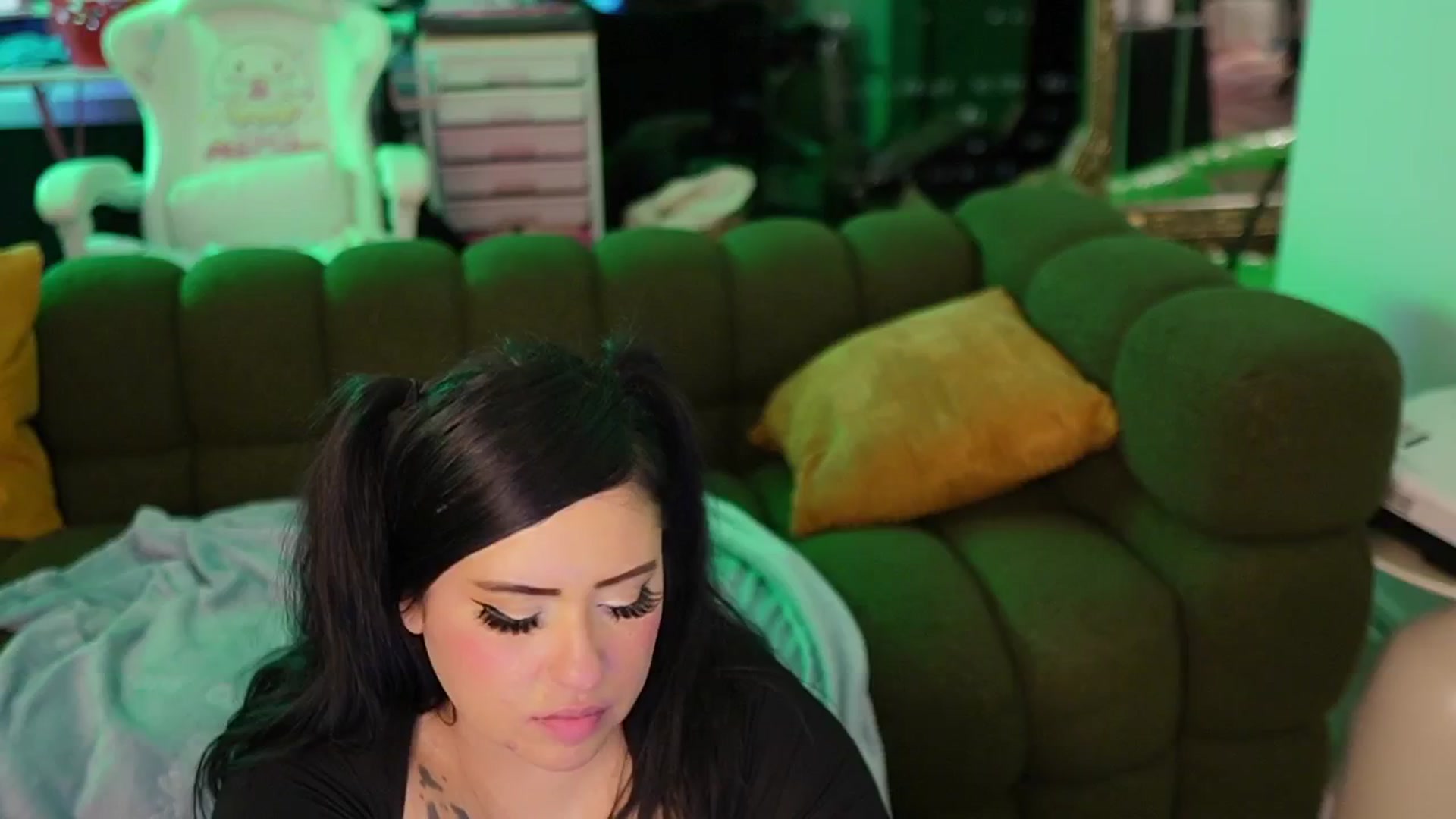 Gallery image thumbnail from Kamila__'s myfreecams stream on, 10/16/2024, 06:31 image 12 of 20