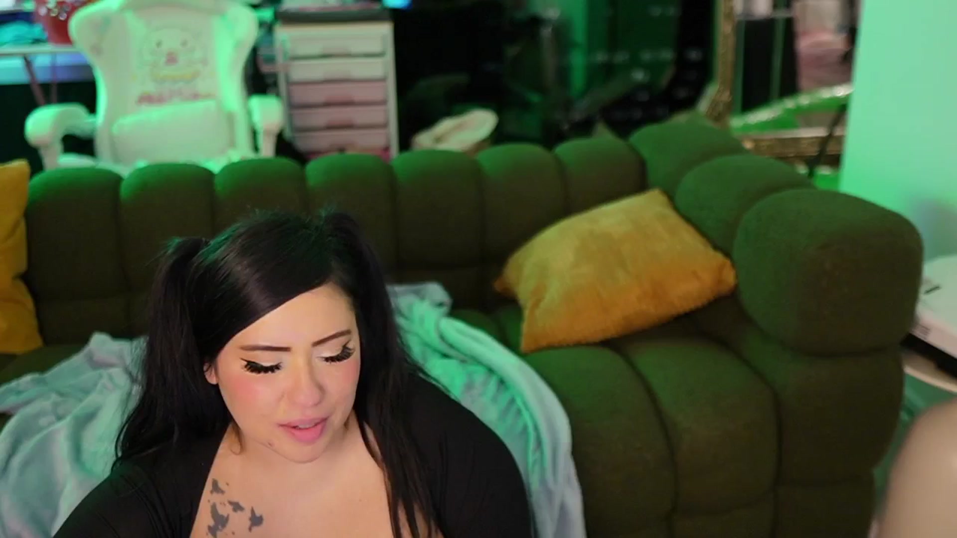 Gallery image thumbnail from Kamila__'s myfreecams stream on, 10/16/2024, 06:31 image 17 of 20