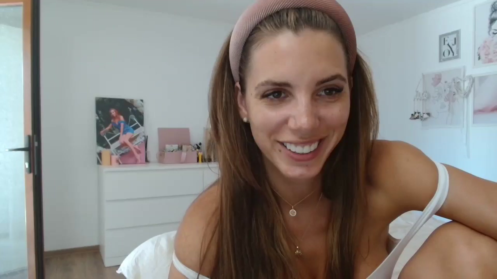 Gallery image thumbnail from Kandy_C's myfreecams stream on, 07/08/2024, 12:38 image 15 of 20