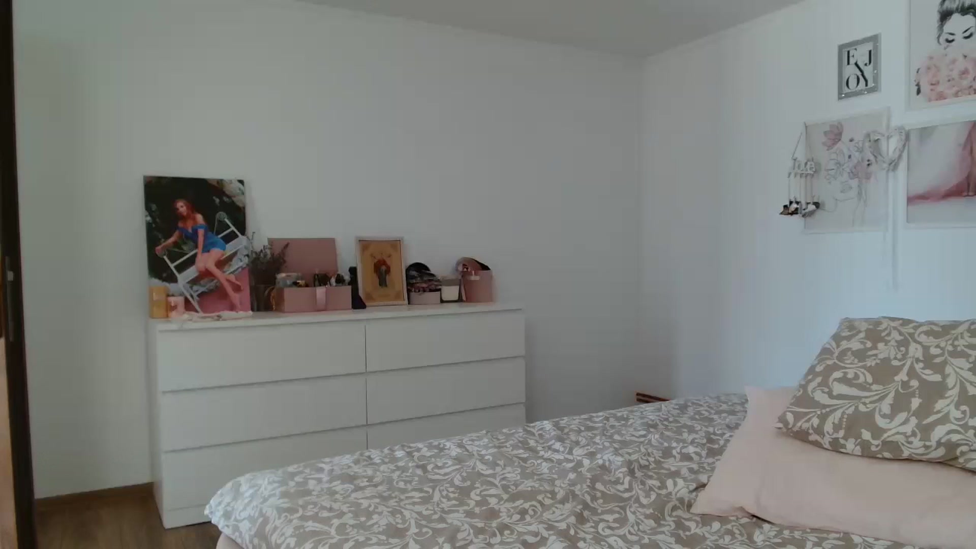 Gallery image thumbnail from Kandy_C's myfreecams stream on, 08/25/2024, 15:25 image 3 of 20