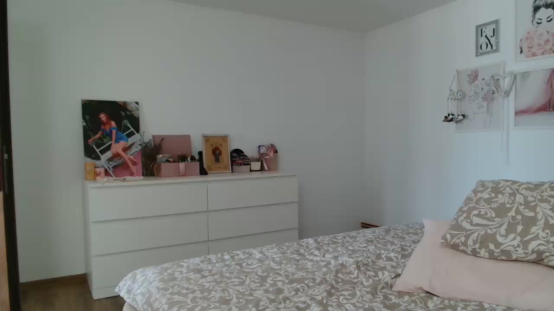 Gallery image thumbnail from Kandy_C's myfreecams stream on, 08/25/2024, 15:25 image 2 of 20