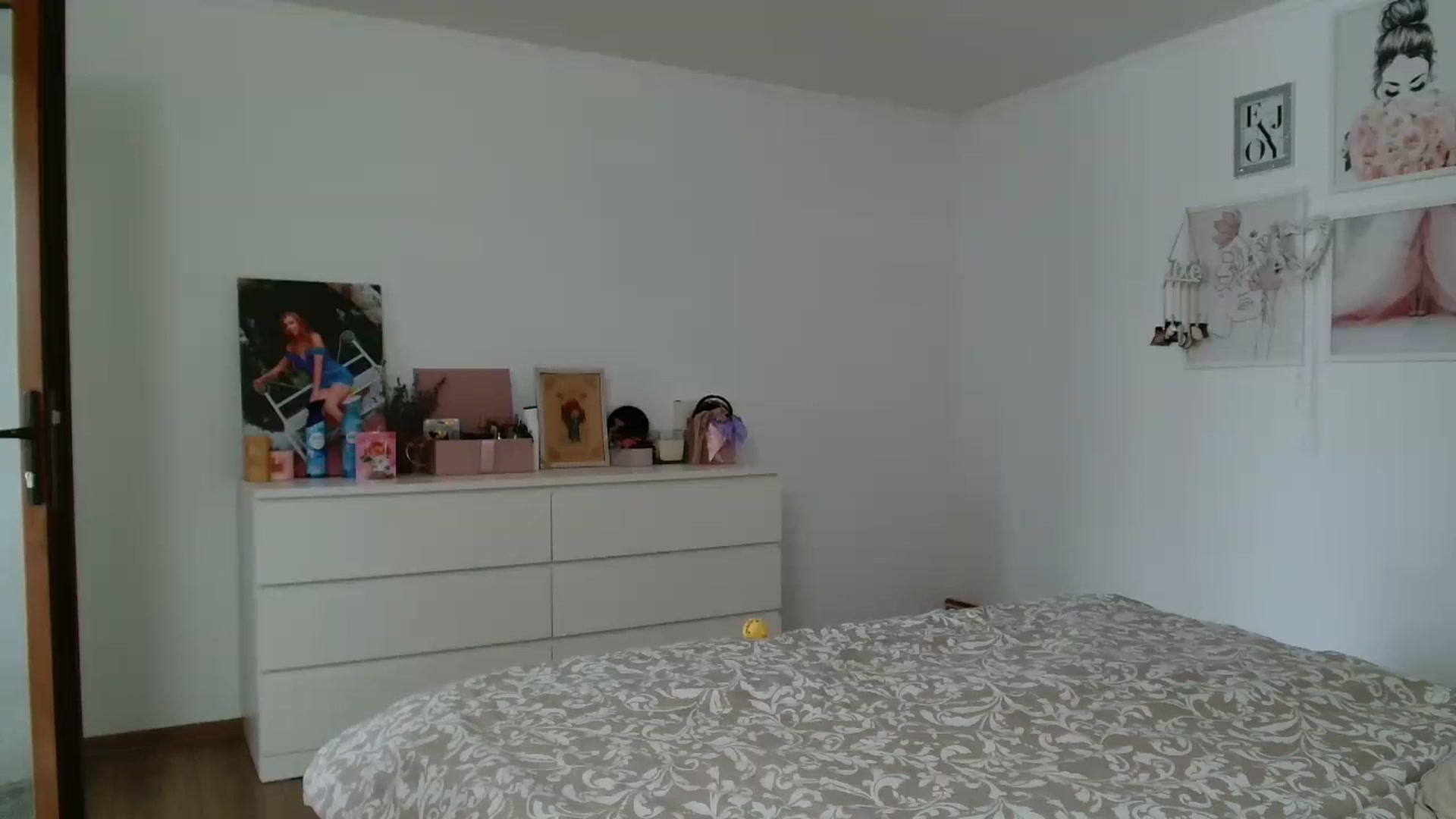 Gallery image thumbnail from Kandy_C's myfreecams stream on, 09/19/2024, 13:05 image 10 of 20