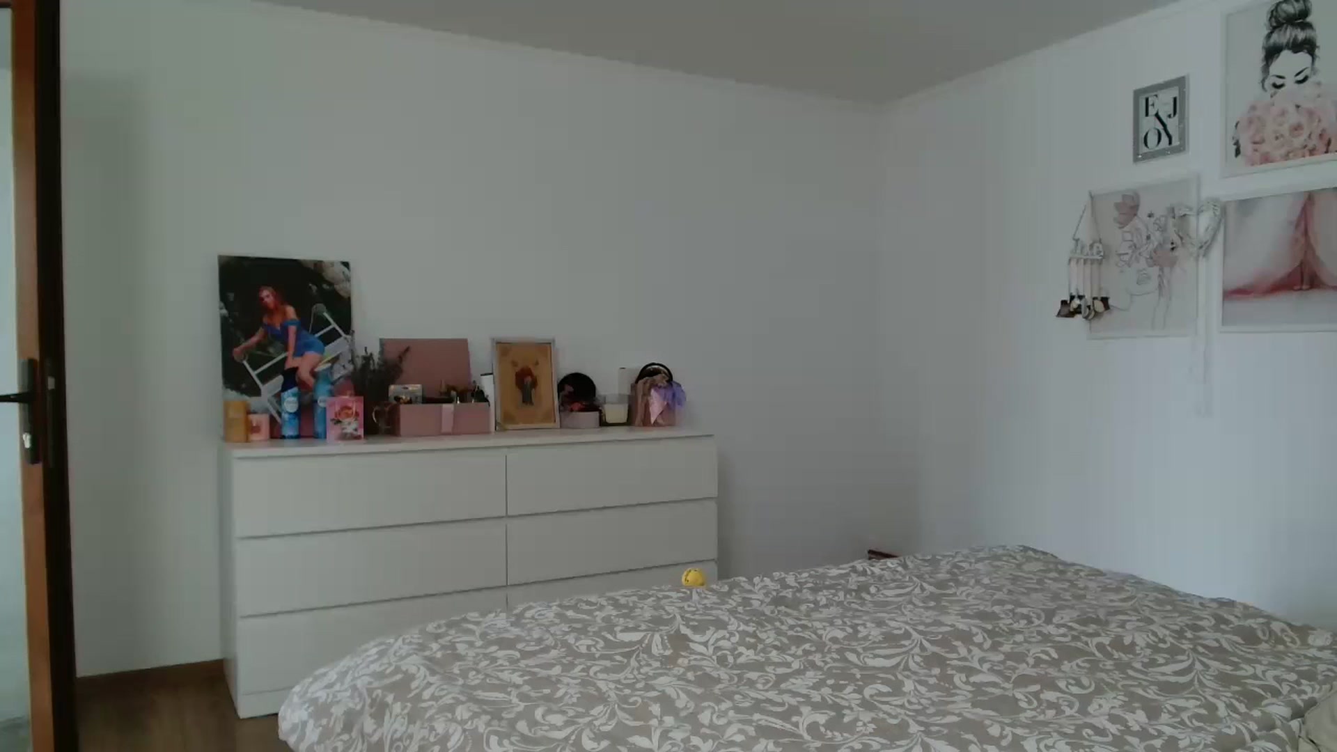 Gallery image thumbnail from Kandy_C's myfreecams stream on, 09/19/2024, 13:05 image 12 of 20