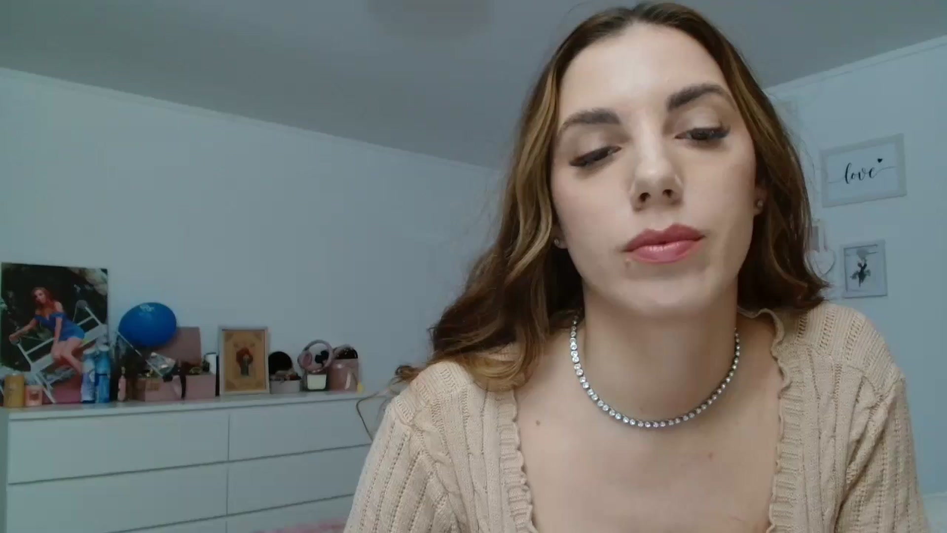 Gallery image thumbnail from Kandy_C's myfreecams stream on, 12/06/2024, 10:46 image 10 of 20