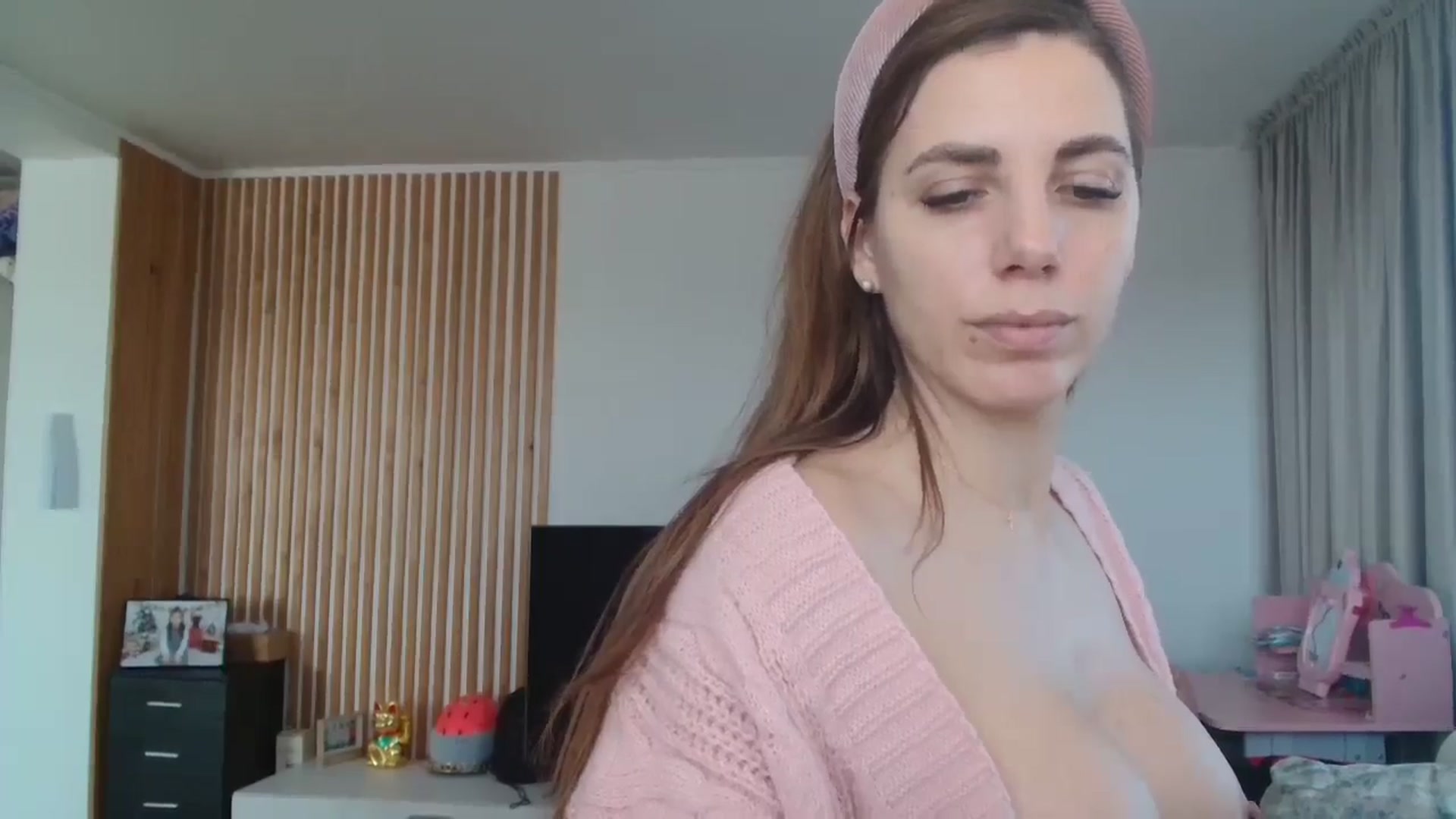 Gallery image thumbnail from Kandy_C's myfreecams stream on, 03/04/2025, 12:54 image 19 of 20