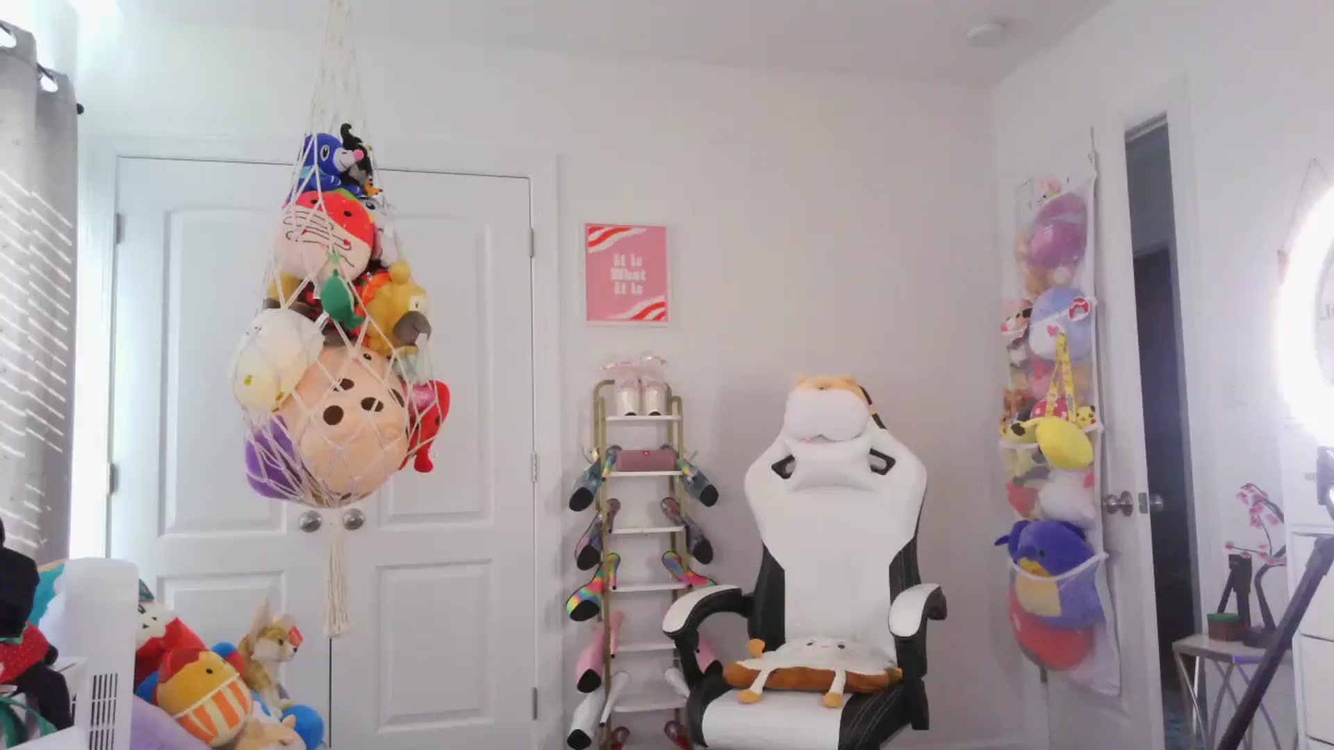 Gallery image thumbnail from Kapri_sunxo's myfreecams stream on, 02/22/2025, 16:42 image 17 of 20
