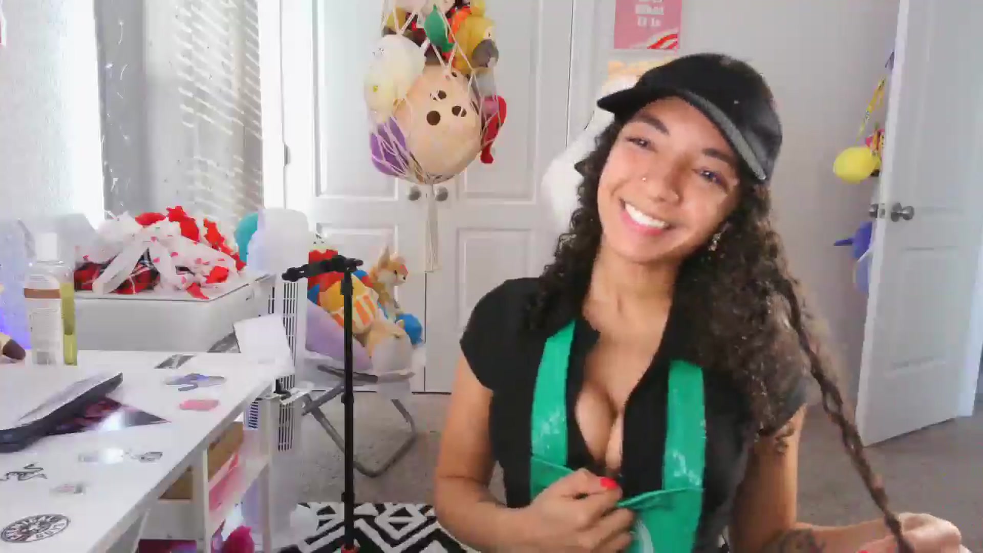 Gallery image thumbnail from Kapri_sunxo's myfreecams stream on, 02/24/2025, 15:25 image 14 of 20