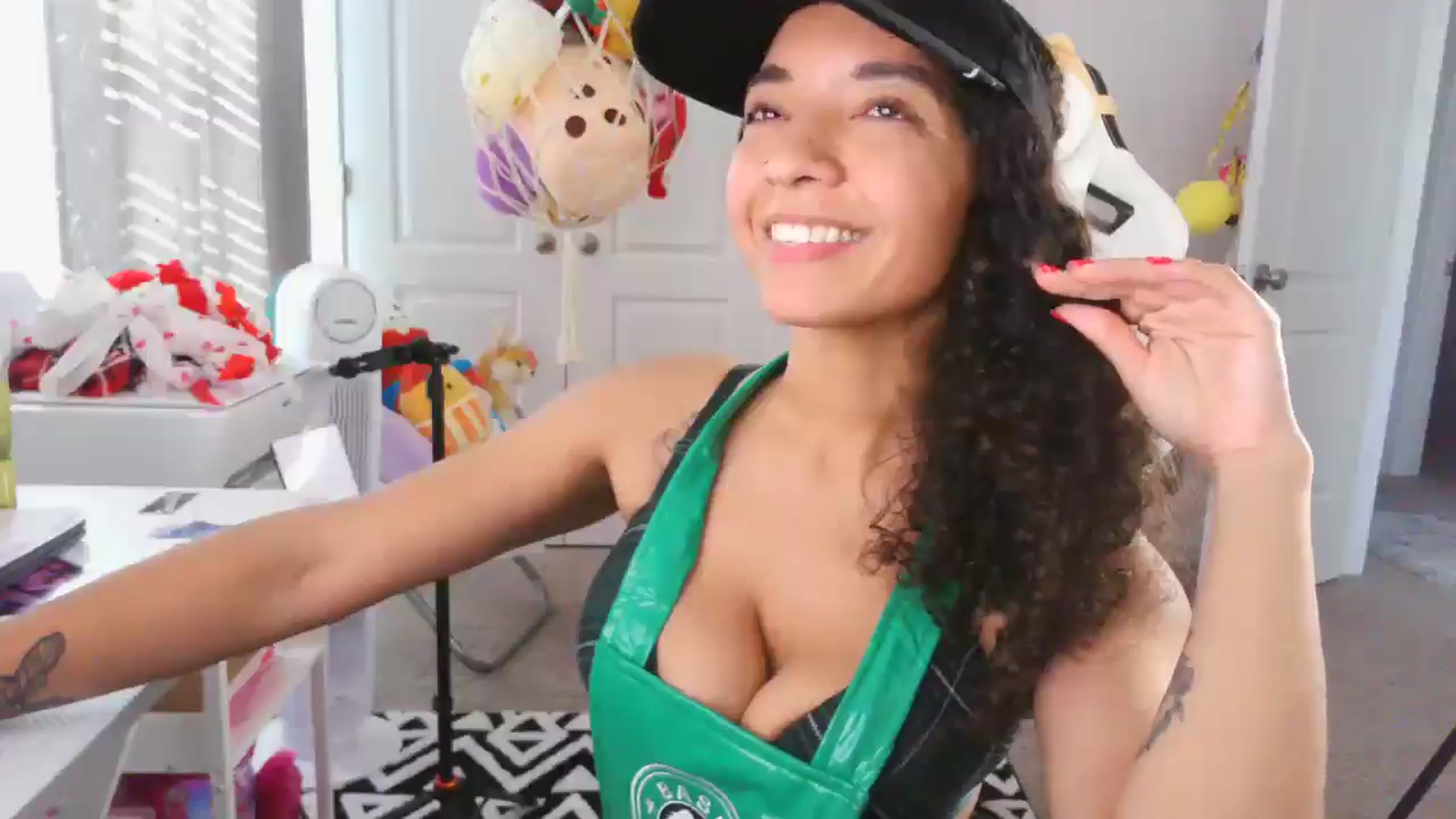 Gallery image thumbnail from Kapri_sunxo's myfreecams stream on, 02/24/2025, 18:40 image 14 of 20