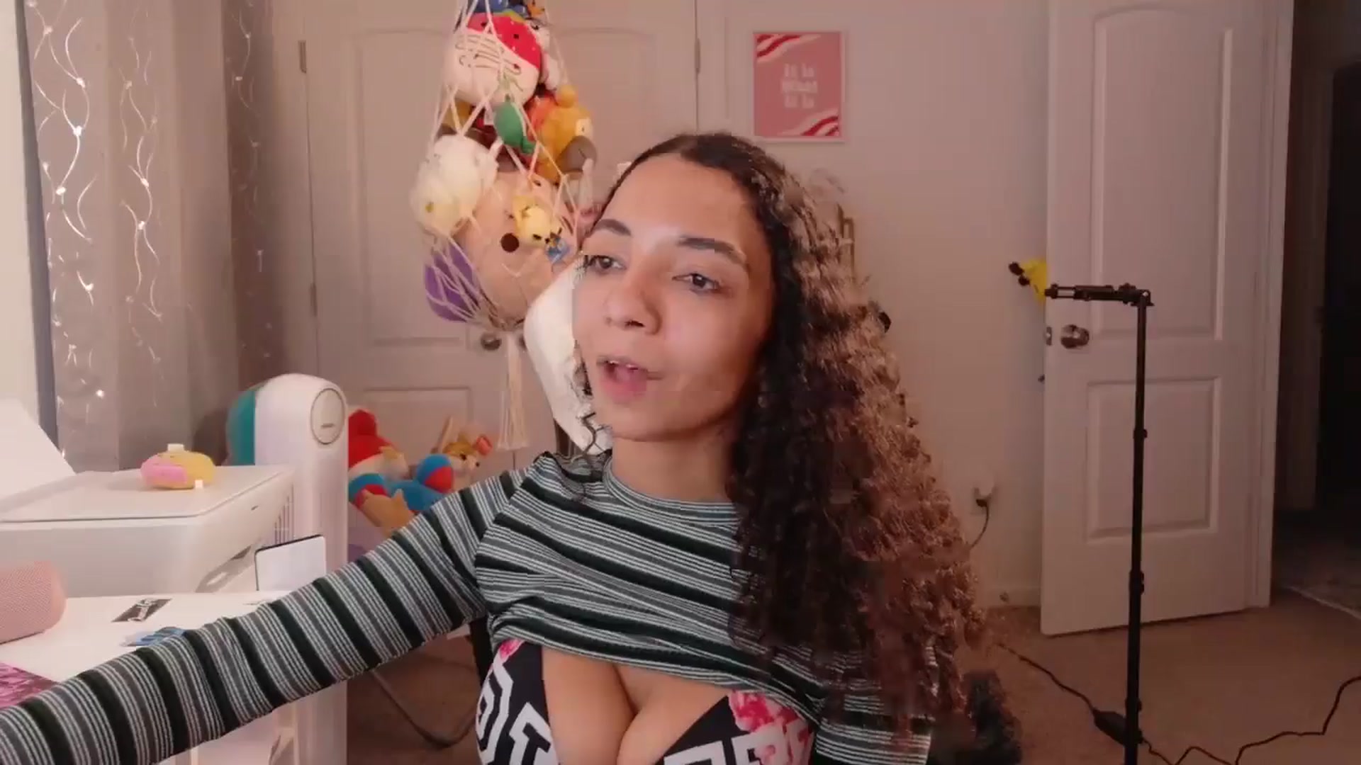 Gallery image thumbnail from Kapri_sunxo's myfreecams stream on, 03/12/2025, 23:27 image 17 of 20