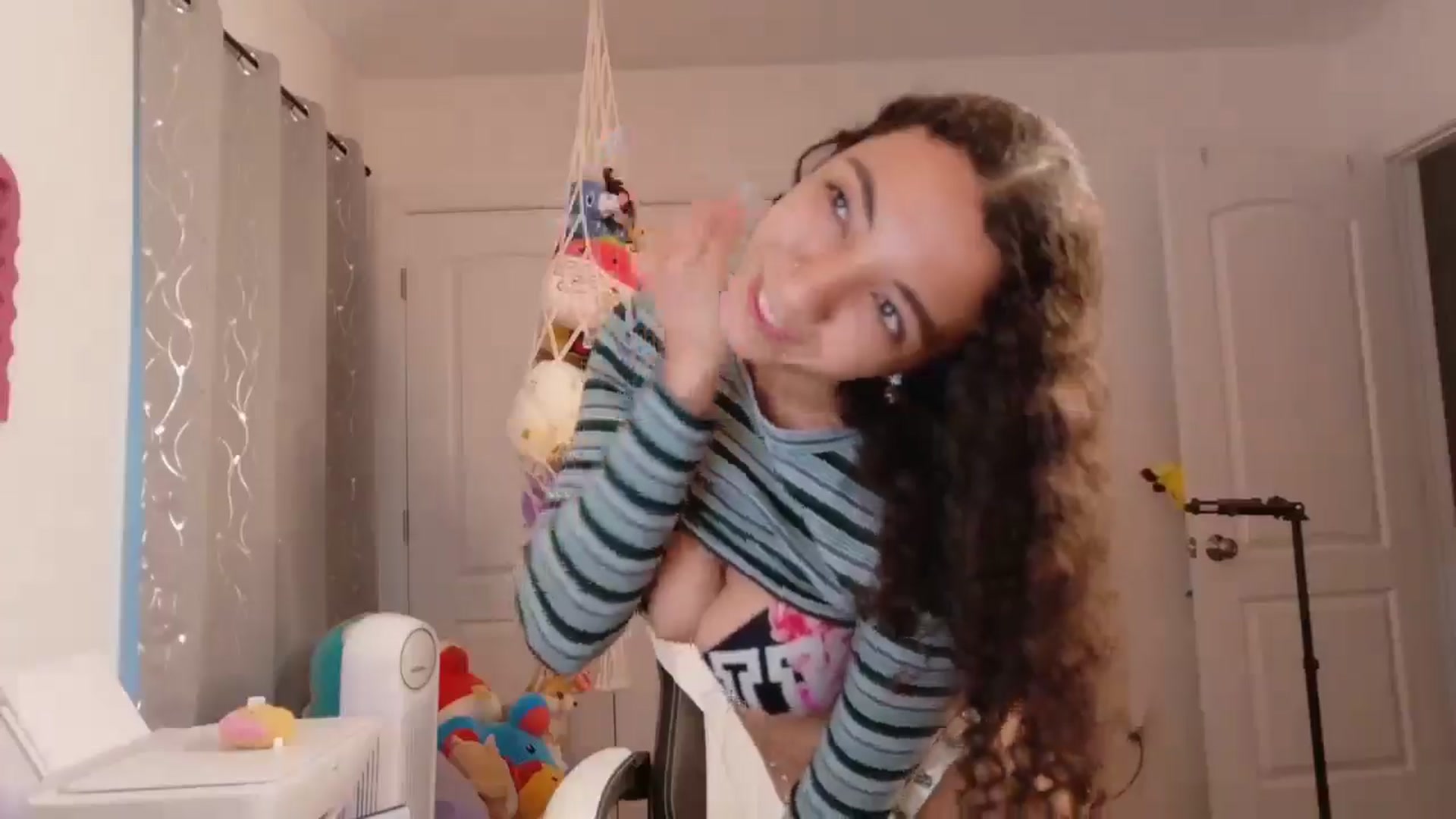 Gallery image thumbnail from Kapri_sunxo's myfreecams stream on, 03/12/2025, 23:27 image 8 of 20