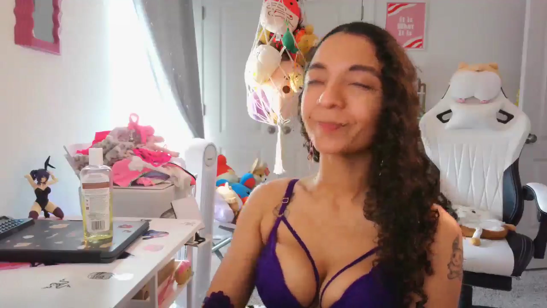 Gallery image thumbnail from Kapri_sunxo's myfreecams stream on, 03/20/2025, 14:44 image 17 of 20