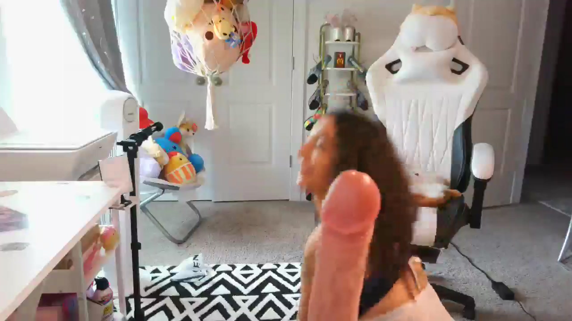 Gallery image thumbnail from Kapri_sunxo's myfreecams stream on, 04/19/2025, 20:11 image 11 of 20