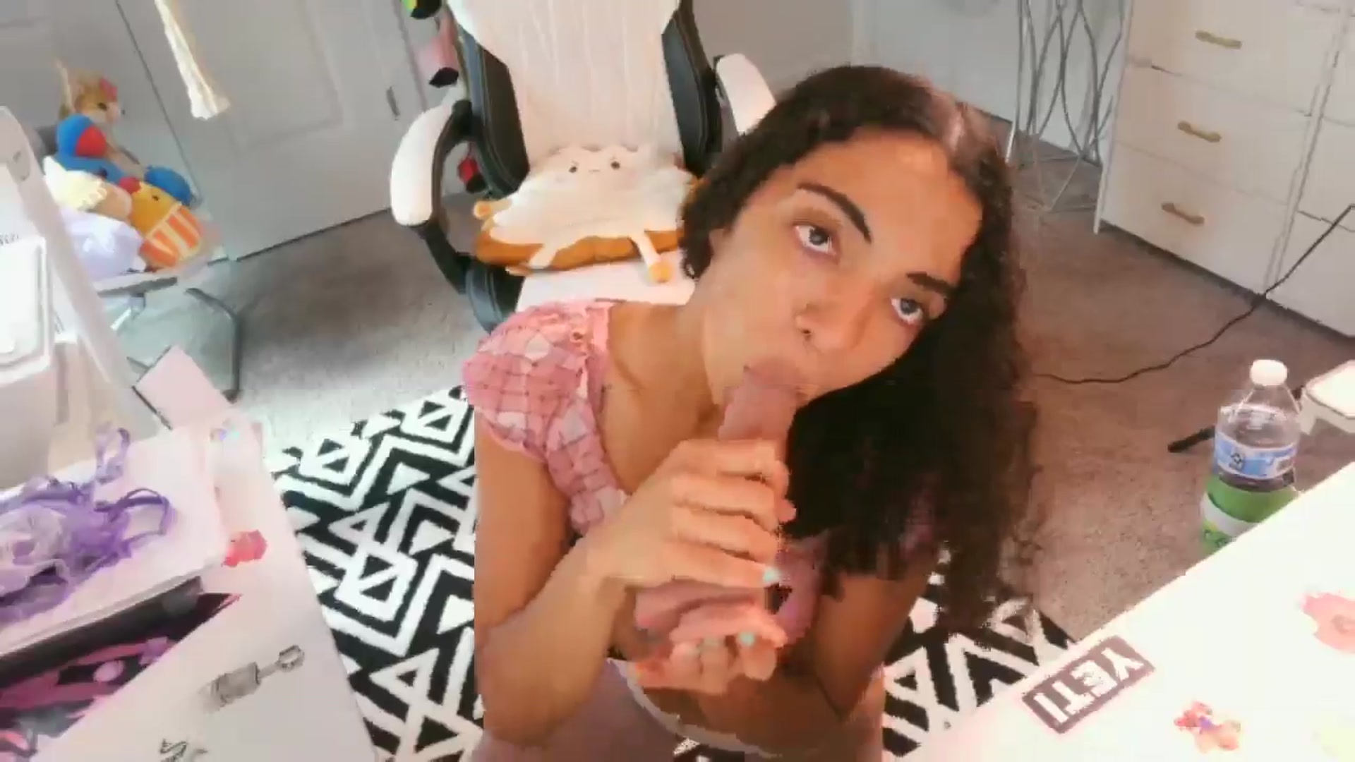 Gallery image thumbnail from Kapri_sunxo's myfreecams stream on, 05/29/2025, 17:34 image 6 of 20