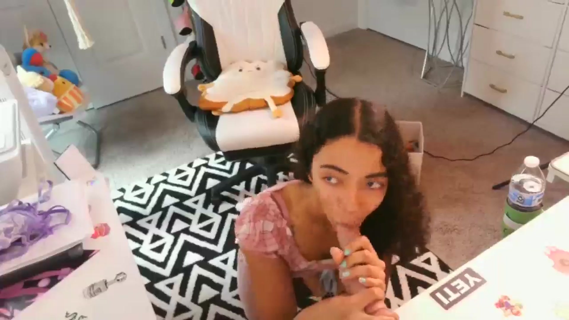 Gallery image thumbnail from Kapri_sunxo's myfreecams stream on, 05/29/2025, 17:34 image 4 of 20
