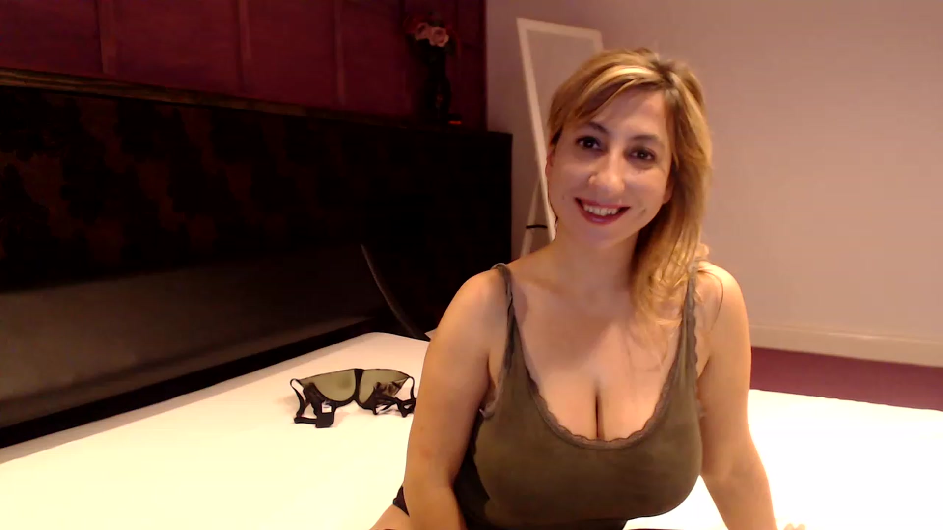 Gallery image thumbnail from Kaprrice_W's myfreecams stream on, 12/19/2022, 16:51 image 17 of 20