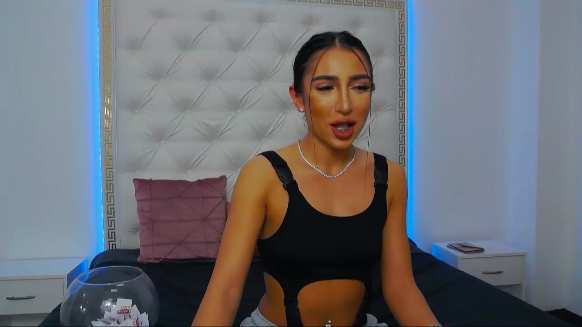 Gallery image thumbnail from KaraKhalifa's myfreecams stream on, 12/27/2022, 15:08 image 11 of 20