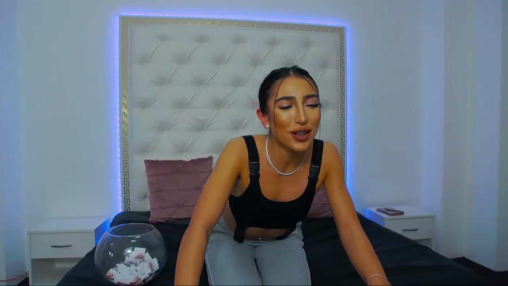 Gallery image thumbnail from KaraKhalifa's myfreecams stream on, 12/27/2022, 15:08 image 14 of 20