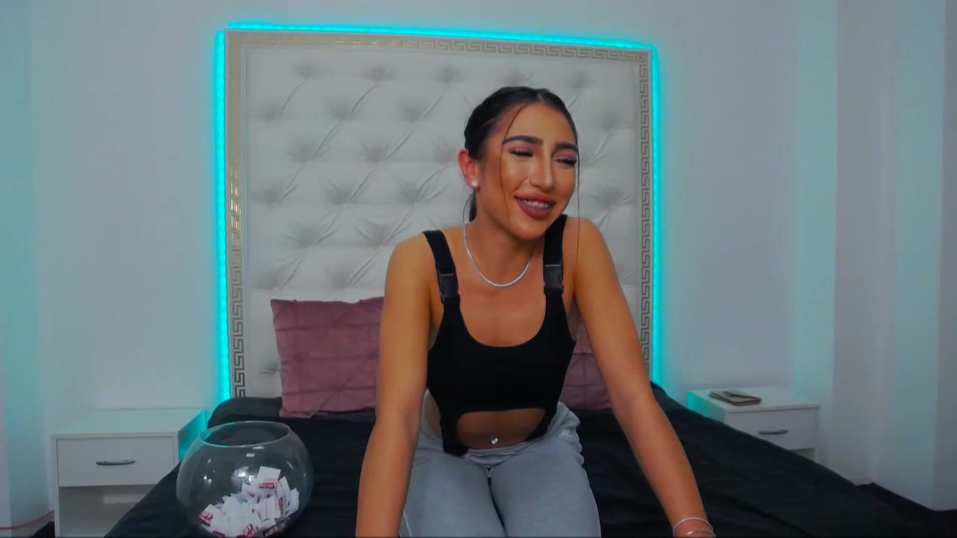 Gallery image thumbnail from KaraKhalifa's myfreecams stream on, 12/27/2022, 15:08 image 17 of 20
