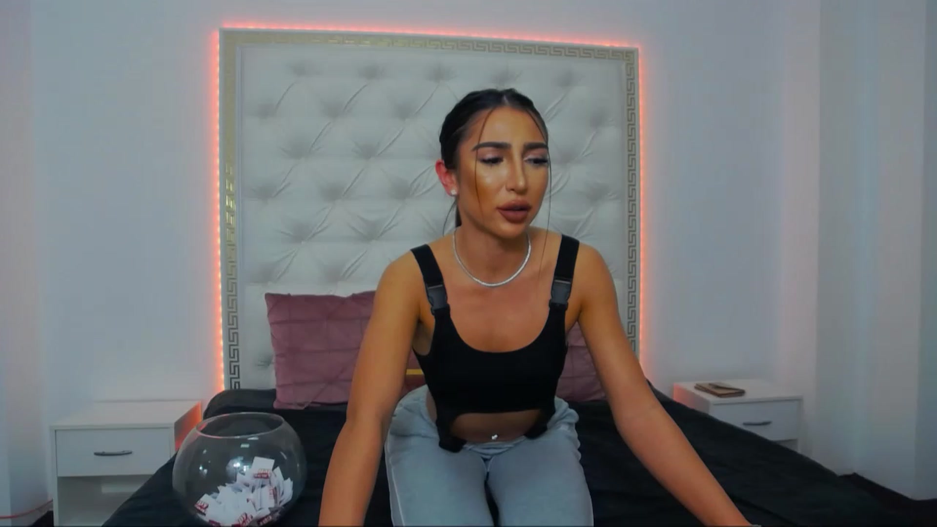 Gallery image thumbnail from KaraKhalifa's myfreecams stream on, 12/27/2022, 15:08 image 15 of 20