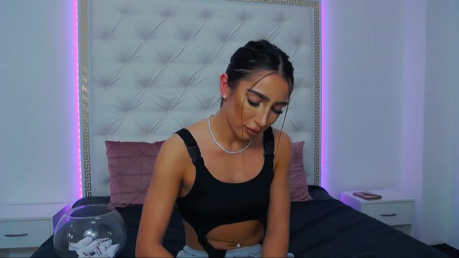 Gallery image thumbnail from KaraKhalifa's myfreecams stream on, 12/27/2022, 15:08 image 4 of 20