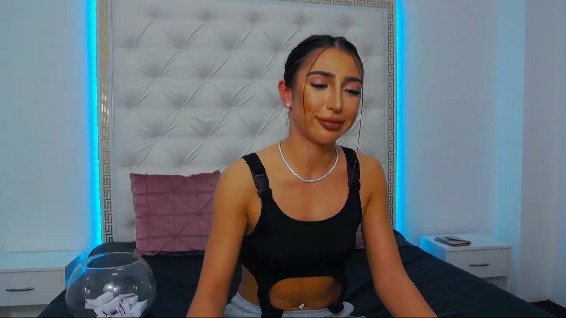 Gallery image thumbnail from KaraKhalifa's myfreecams stream on, 12/27/2022, 15:08 image 1 of 20