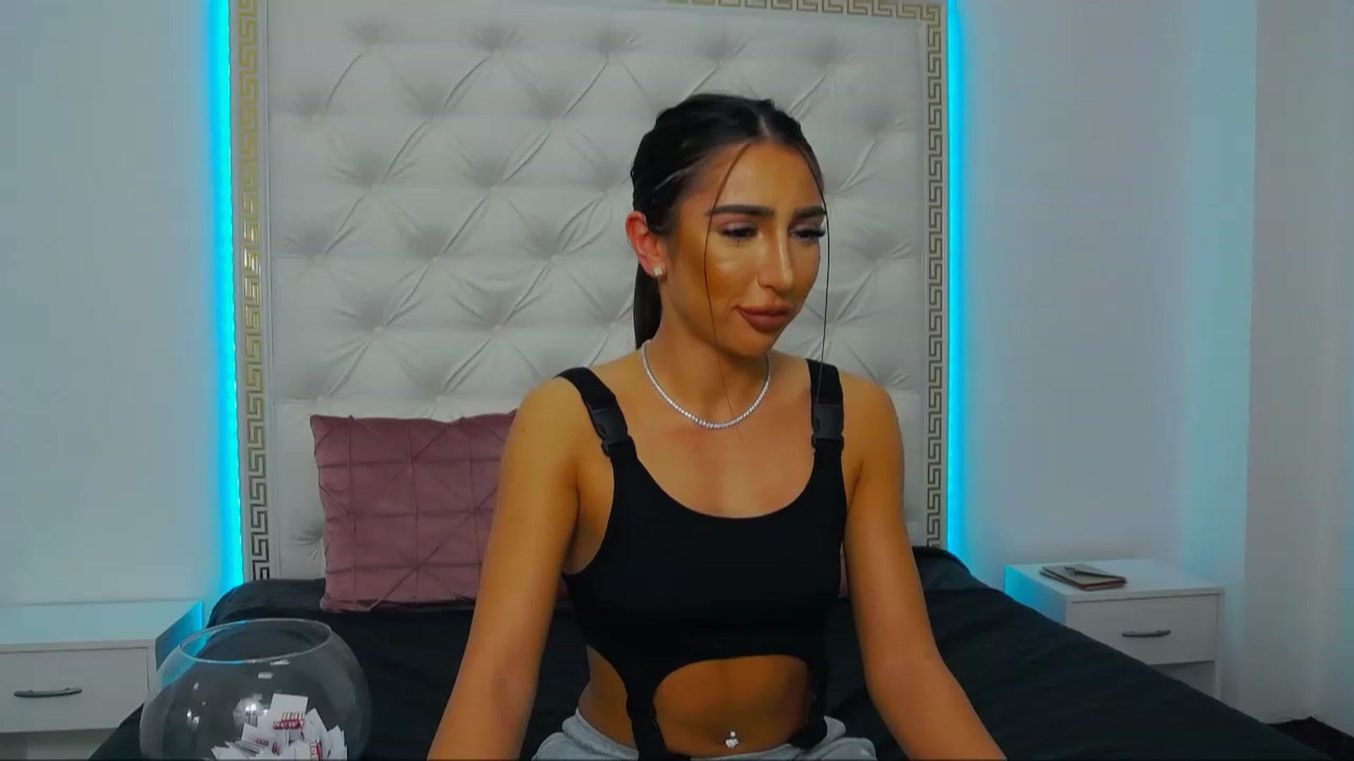 Gallery image thumbnail from KaraKhalifa's myfreecams stream on, 12/27/2022, 15:08 image 8 of 20