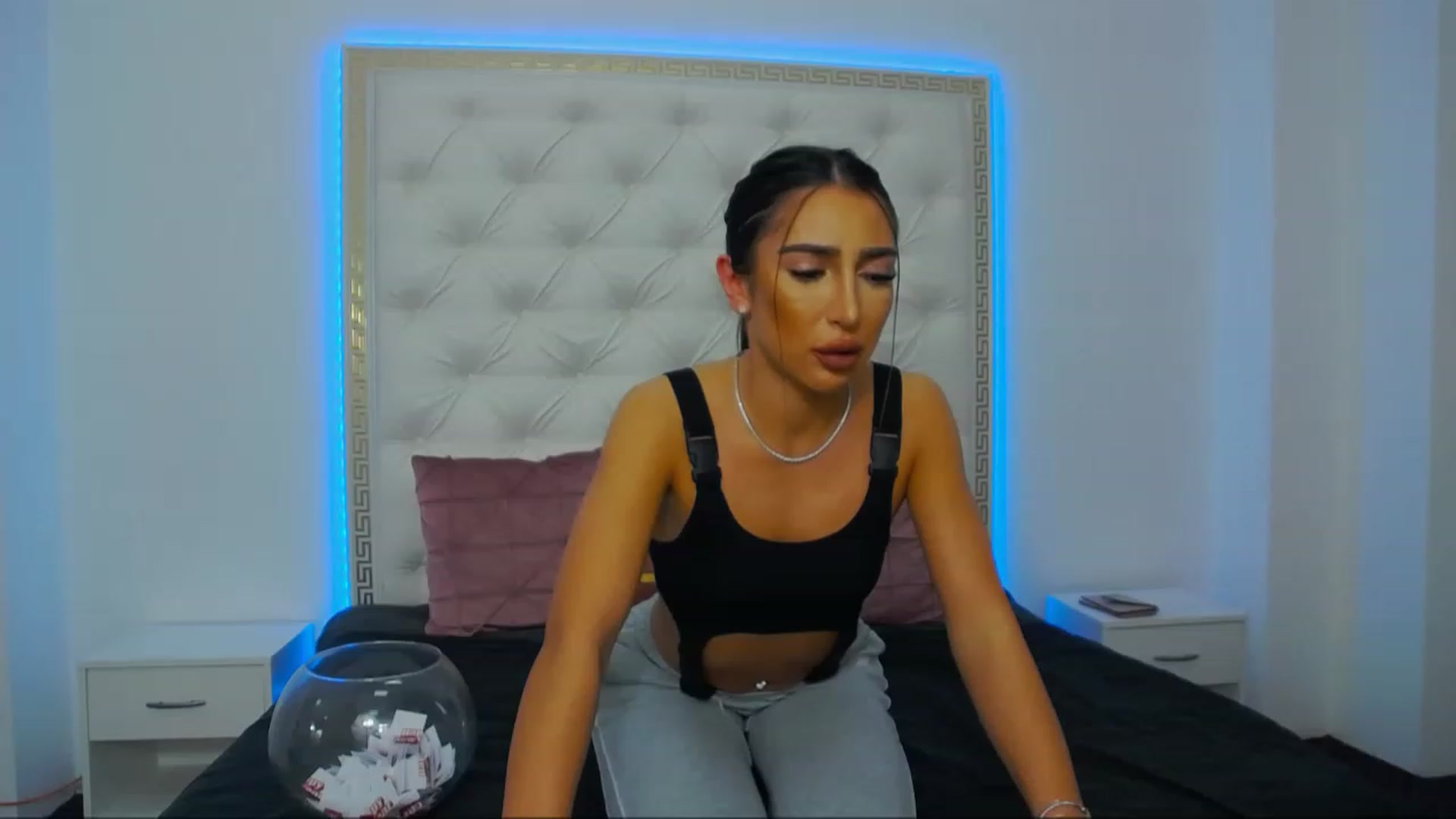 Gallery image thumbnail from KaraKhalifa's myfreecams stream on, 12/27/2022, 15:08 image 19 of 20