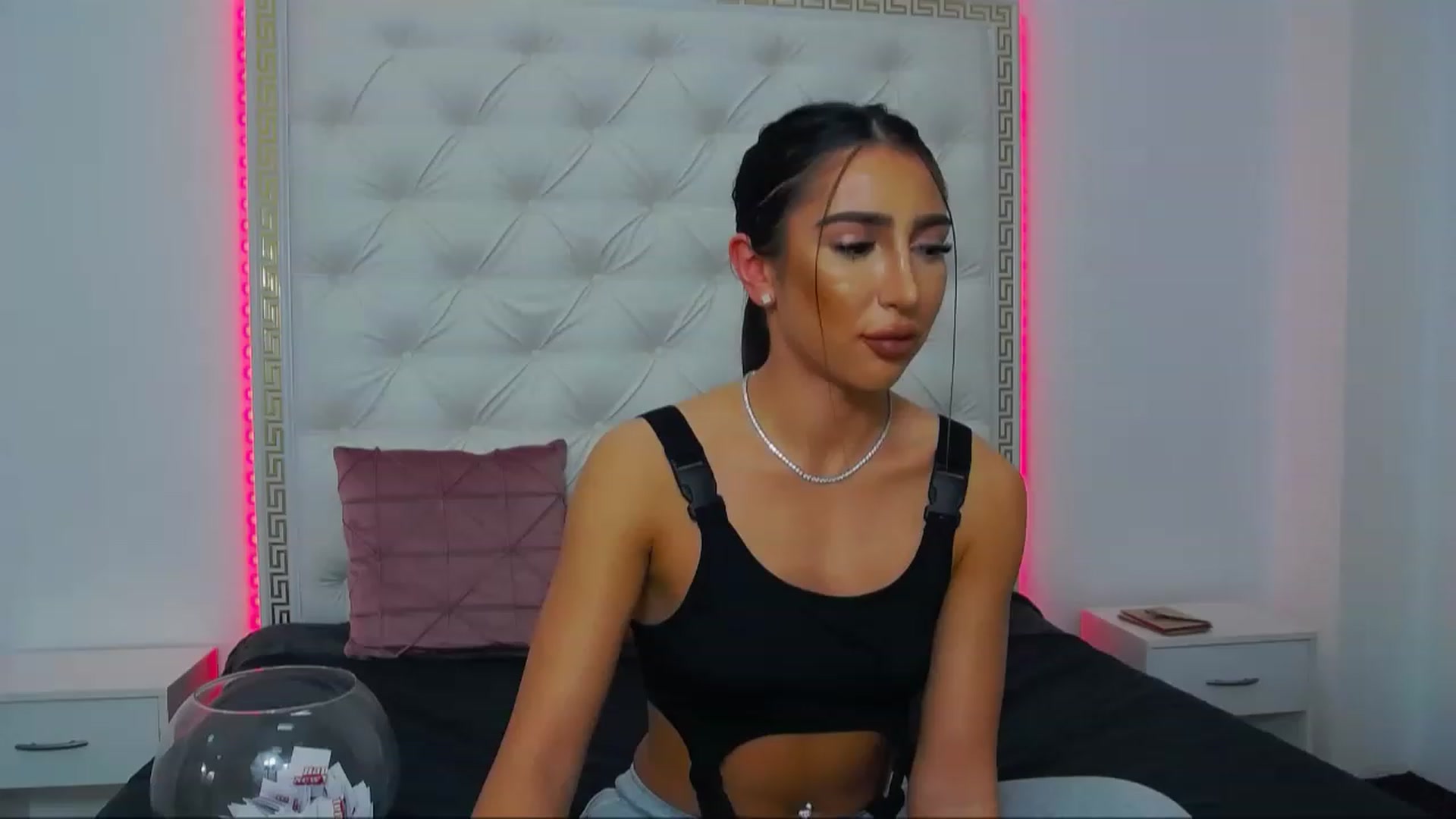 Gallery image thumbnail from KaraKhalifa's myfreecams stream on, 12/27/2022, 15:08 image 10 of 20