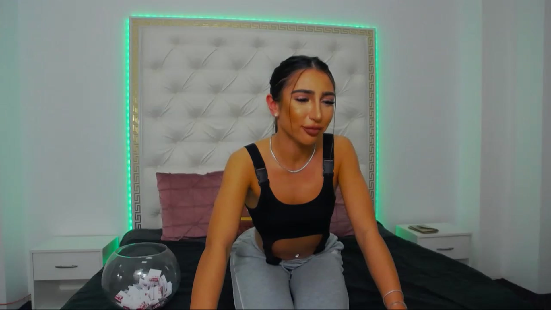 Gallery image thumbnail from KaraKhalifa's myfreecams stream on, 12/27/2022, 15:08 image 18 of 20