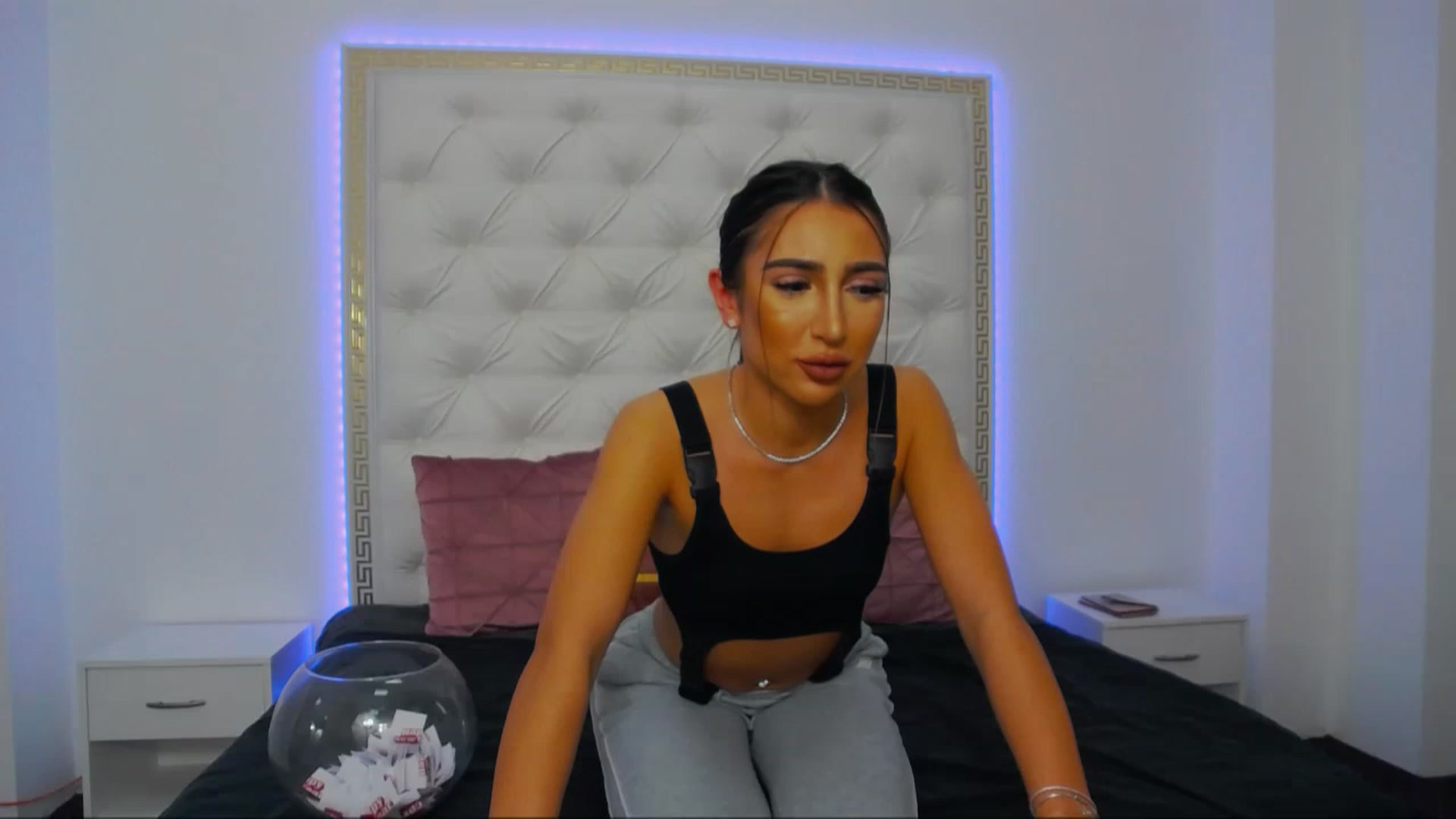 Gallery image thumbnail from KaraKhalifa's myfreecams stream on, 12/27/2022, 15:08 image 16 of 20