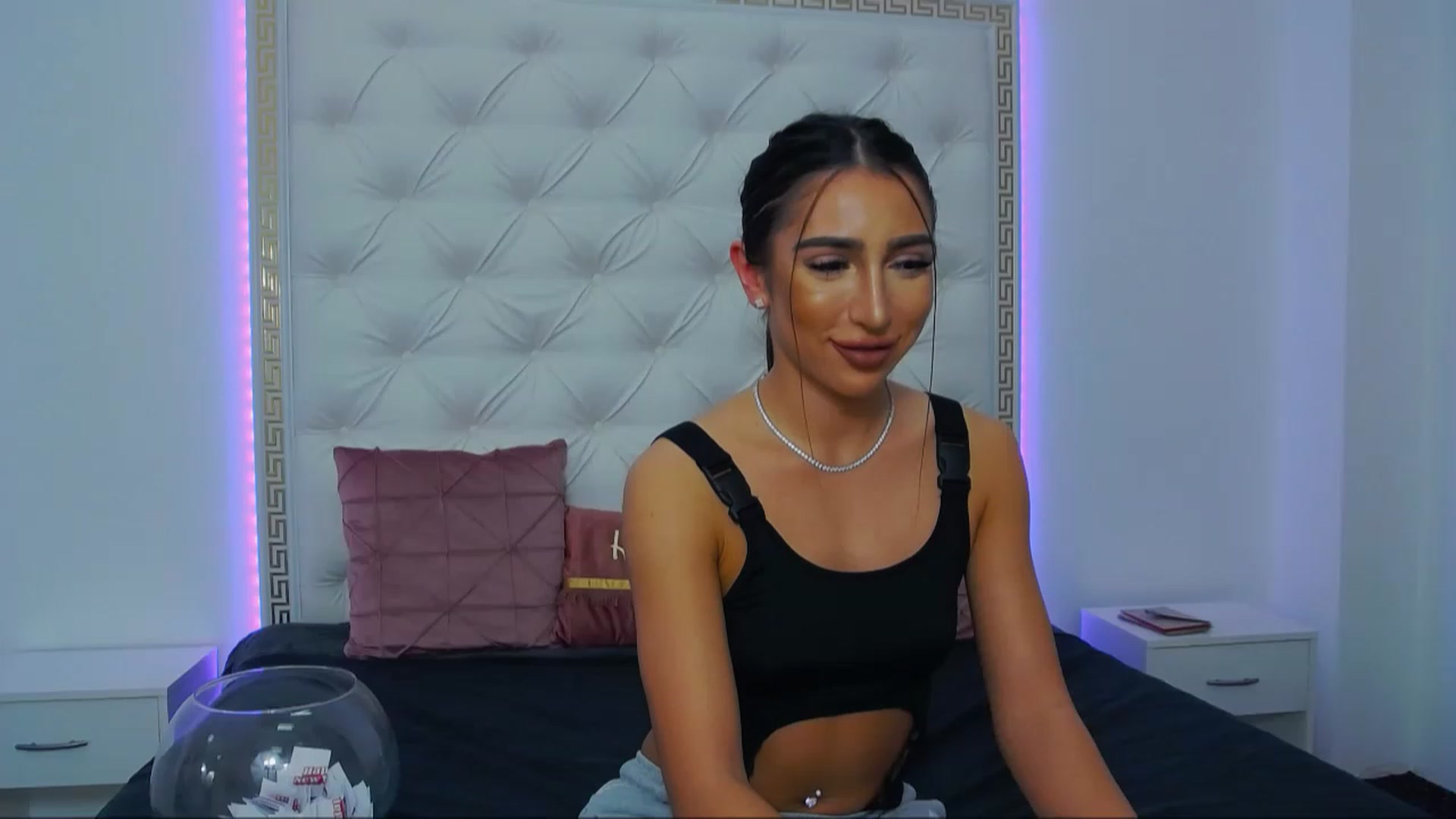 Gallery image thumbnail from KaraKhalifa's myfreecams stream on, 12/27/2022, 15:08 image 9 of 20