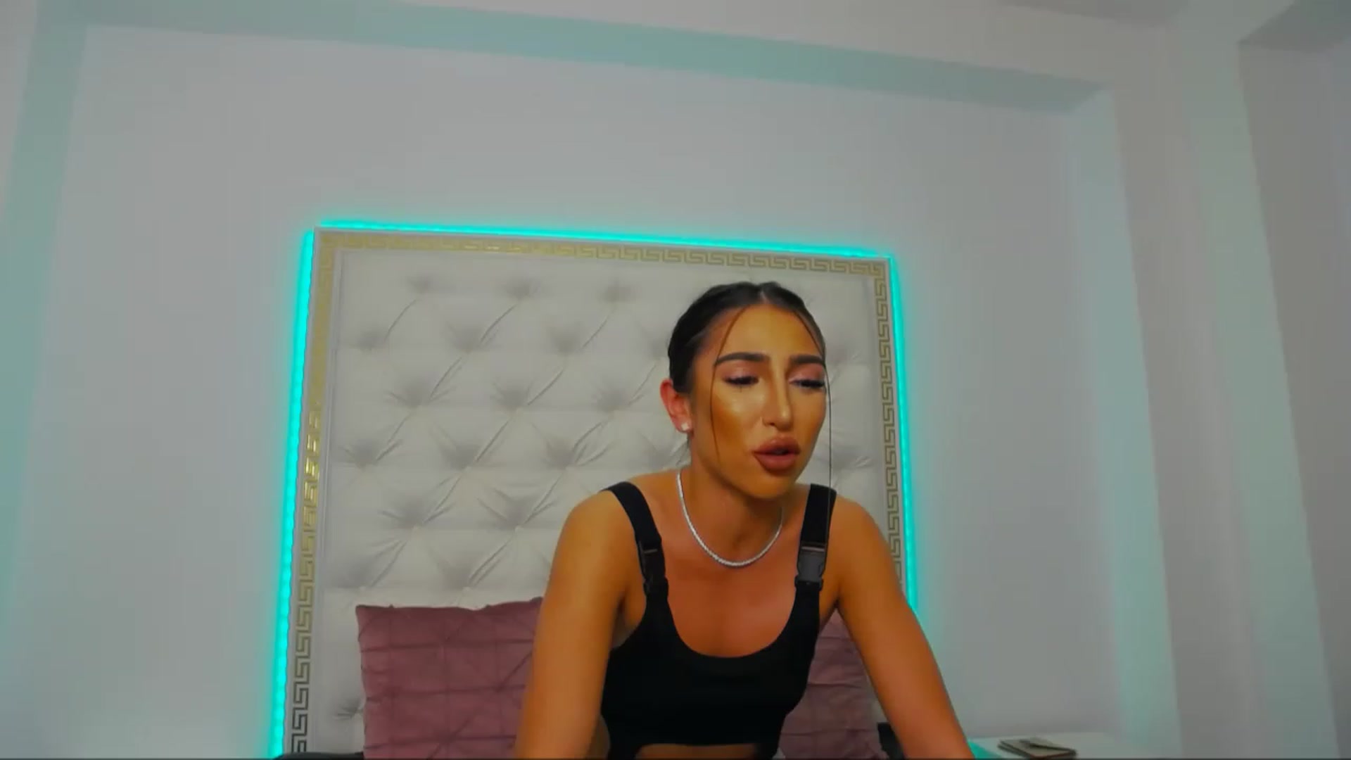 Gallery image thumbnail from KaraKhalifa's myfreecams stream on, 12/27/2022, 15:08 image 13 of 20