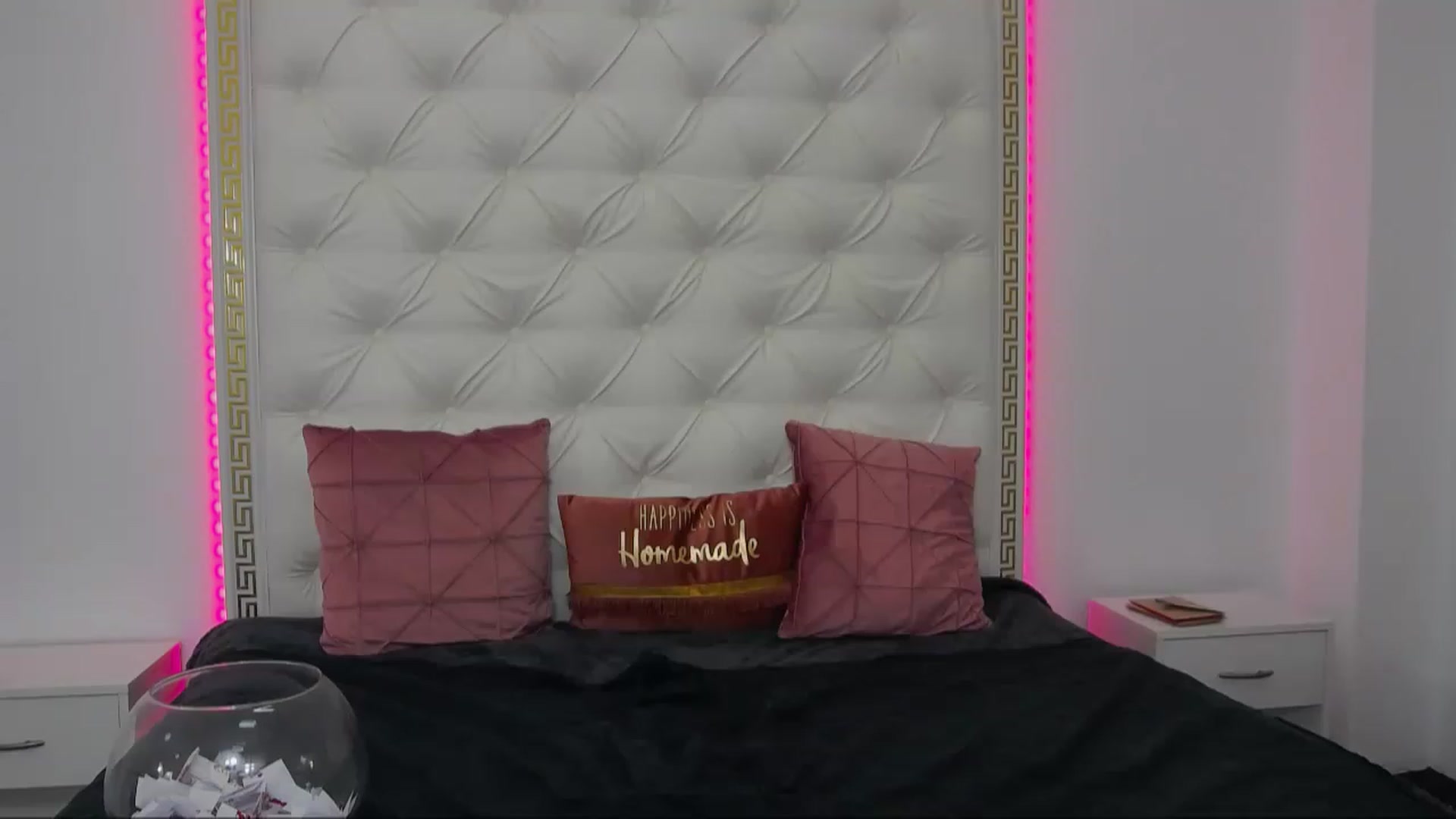 Gallery image thumbnail from KaraKhalifa's myfreecams stream on, 12/27/2022, 16:32 image 18 of 20