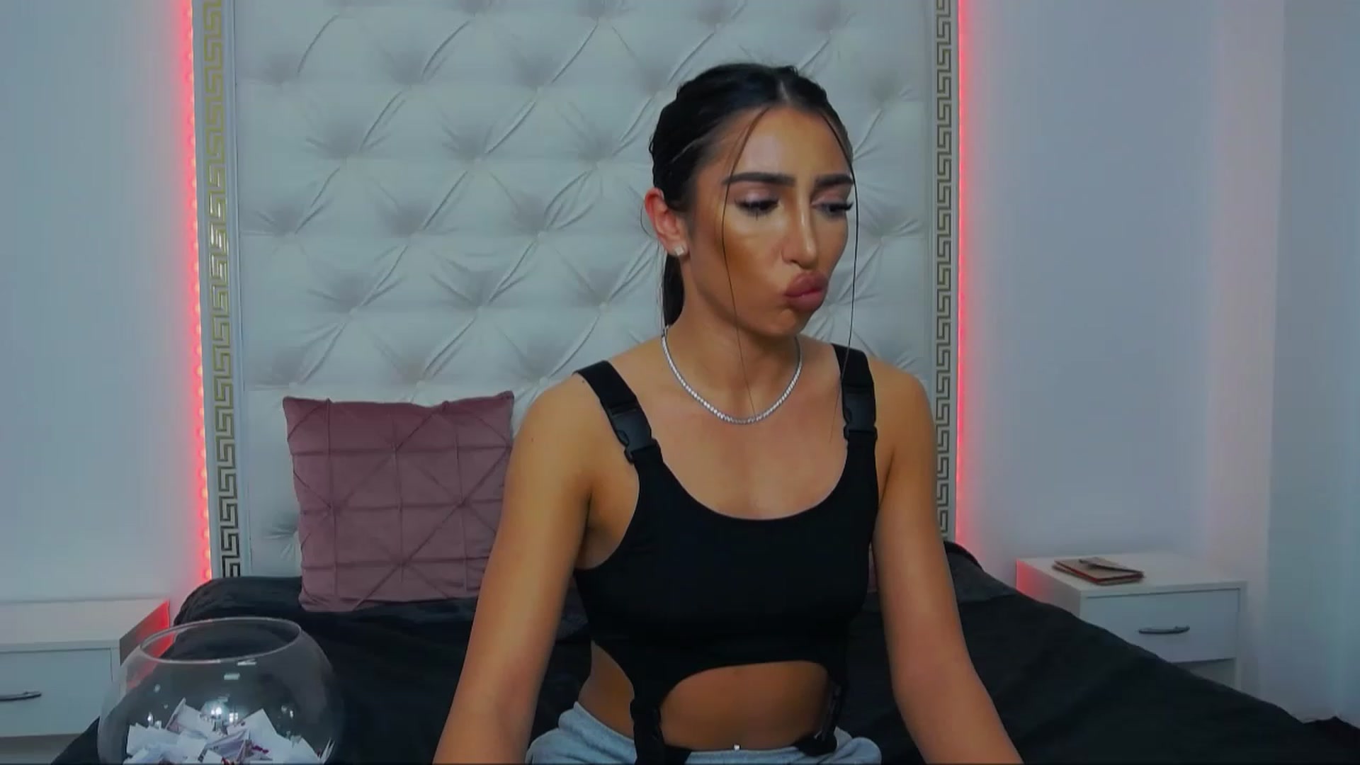 Gallery image thumbnail from KaraKhalifa's myfreecams stream on, 12/27/2022, 16:32 image 12 of 20