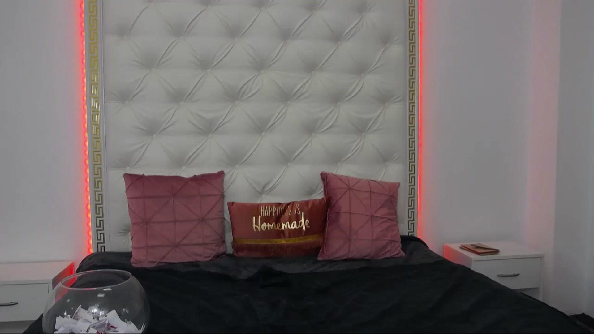 Gallery image thumbnail from KaraKhalifa's myfreecams stream on, 12/27/2022, 16:32 image 16 of 20