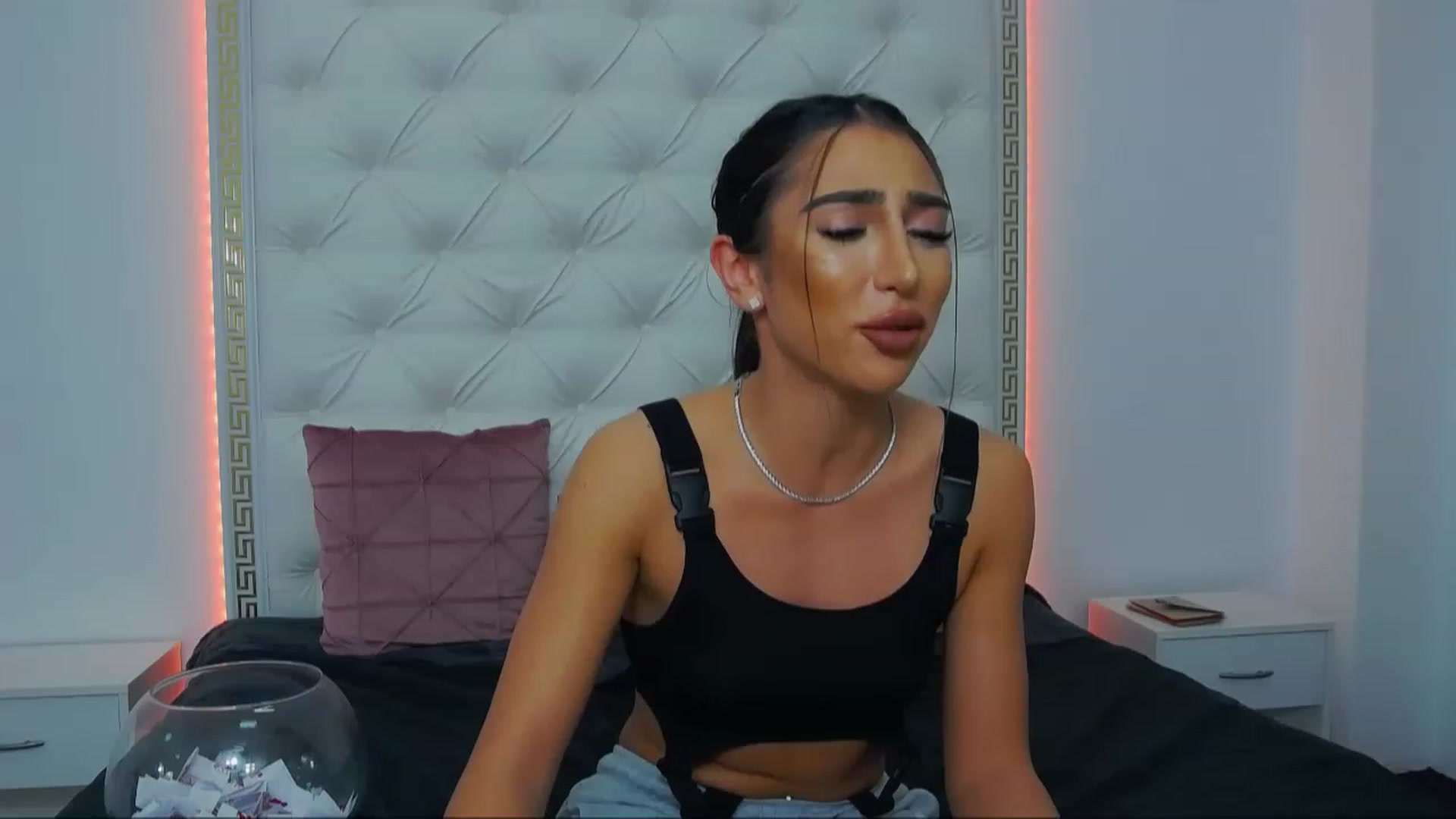 Gallery image thumbnail from KaraKhalifa's myfreecams stream on, 12/27/2022, 16:32 image 13 of 20