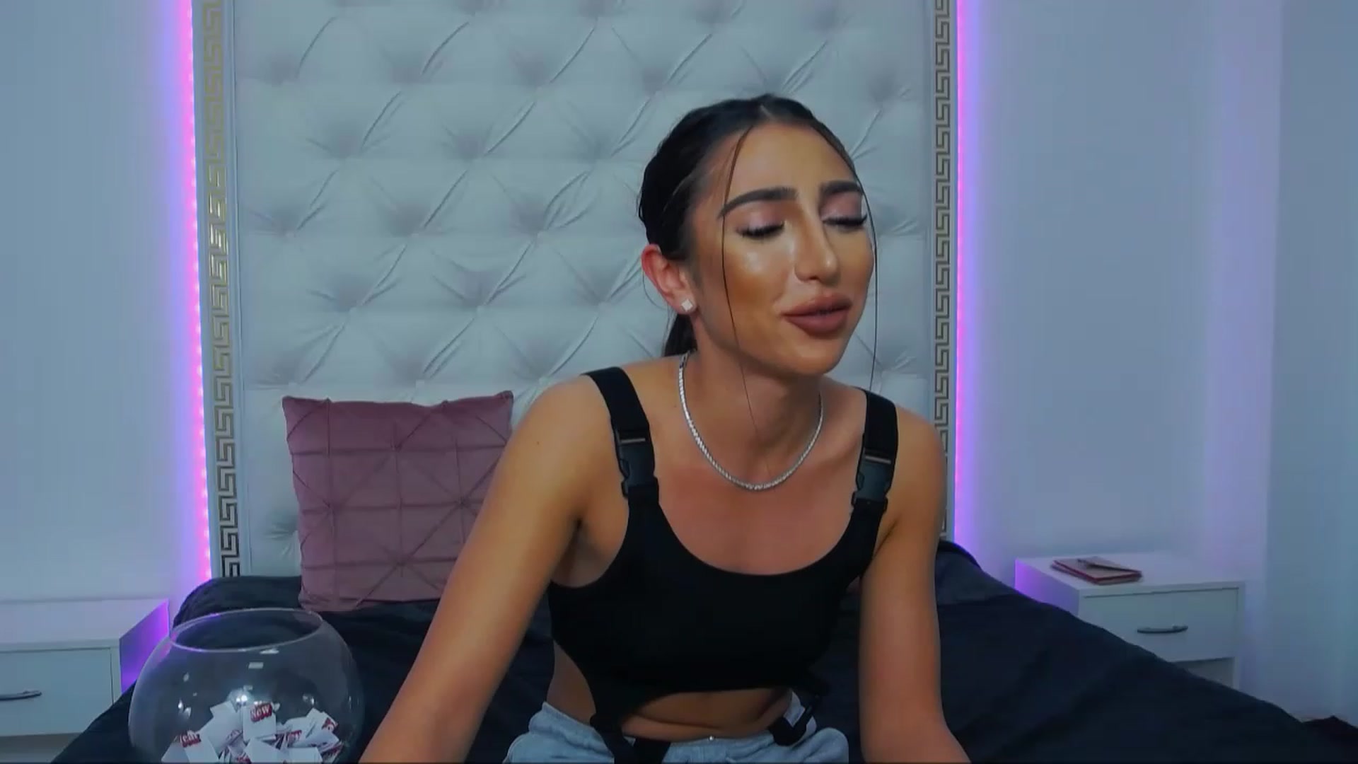Gallery image thumbnail from KaraKhalifa's myfreecams stream on, 12/27/2022, 16:32 image 1 of 20