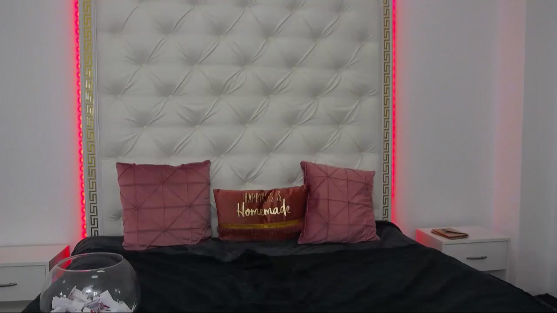 Gallery image thumbnail from KaraKhalifa's myfreecams stream on, 12/27/2022, 16:32 image 17 of 20