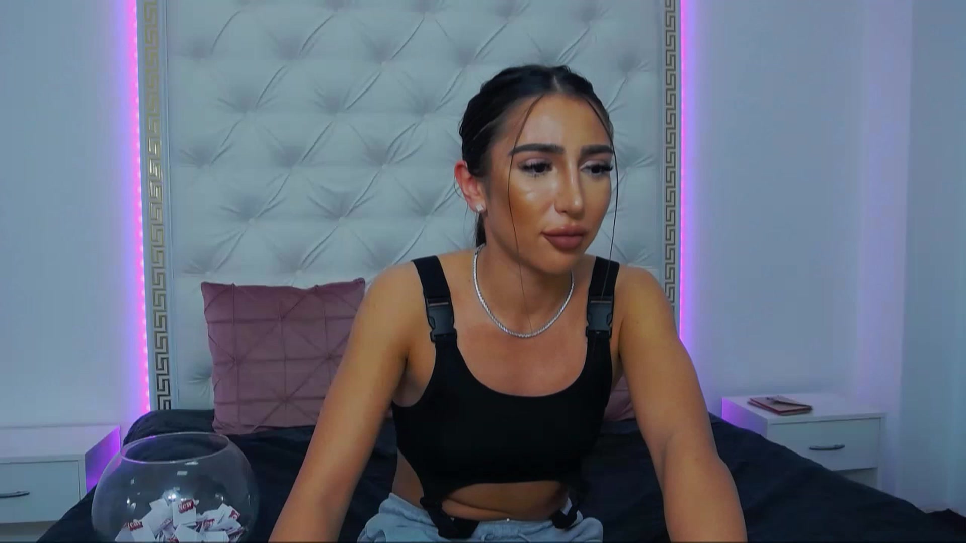 Gallery image thumbnail from KaraKhalifa's myfreecams stream on, 12/27/2022, 16:32 image 2 of 20