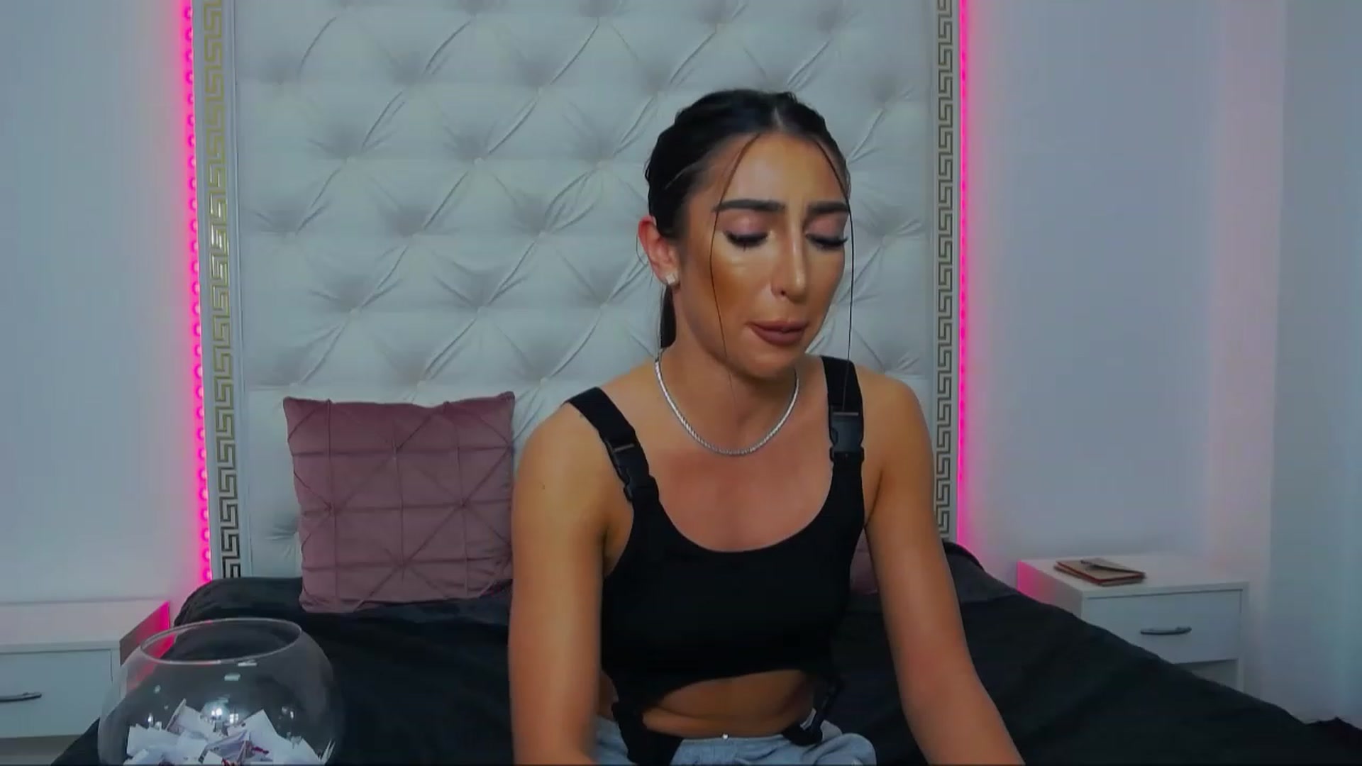 Gallery image thumbnail from KaraKhalifa's myfreecams stream on, 12/27/2022, 16:32 image 10 of 20