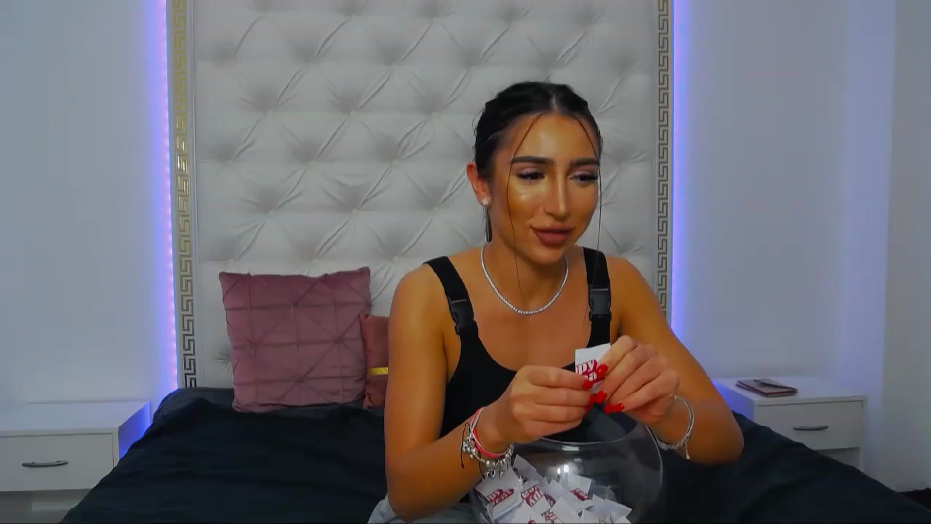 Gallery image thumbnail from KaraKhalifa's myfreecams stream on, 12/27/2022, 19:08 image 16 of 20