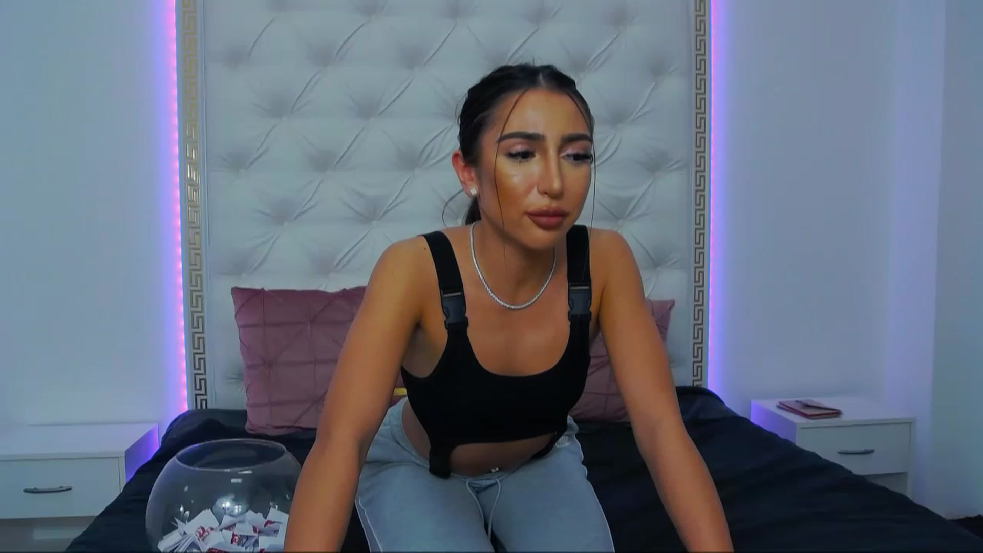 Gallery image thumbnail from KaraKhalifa's myfreecams stream on, 12/27/2022, 19:08 image 5 of 20