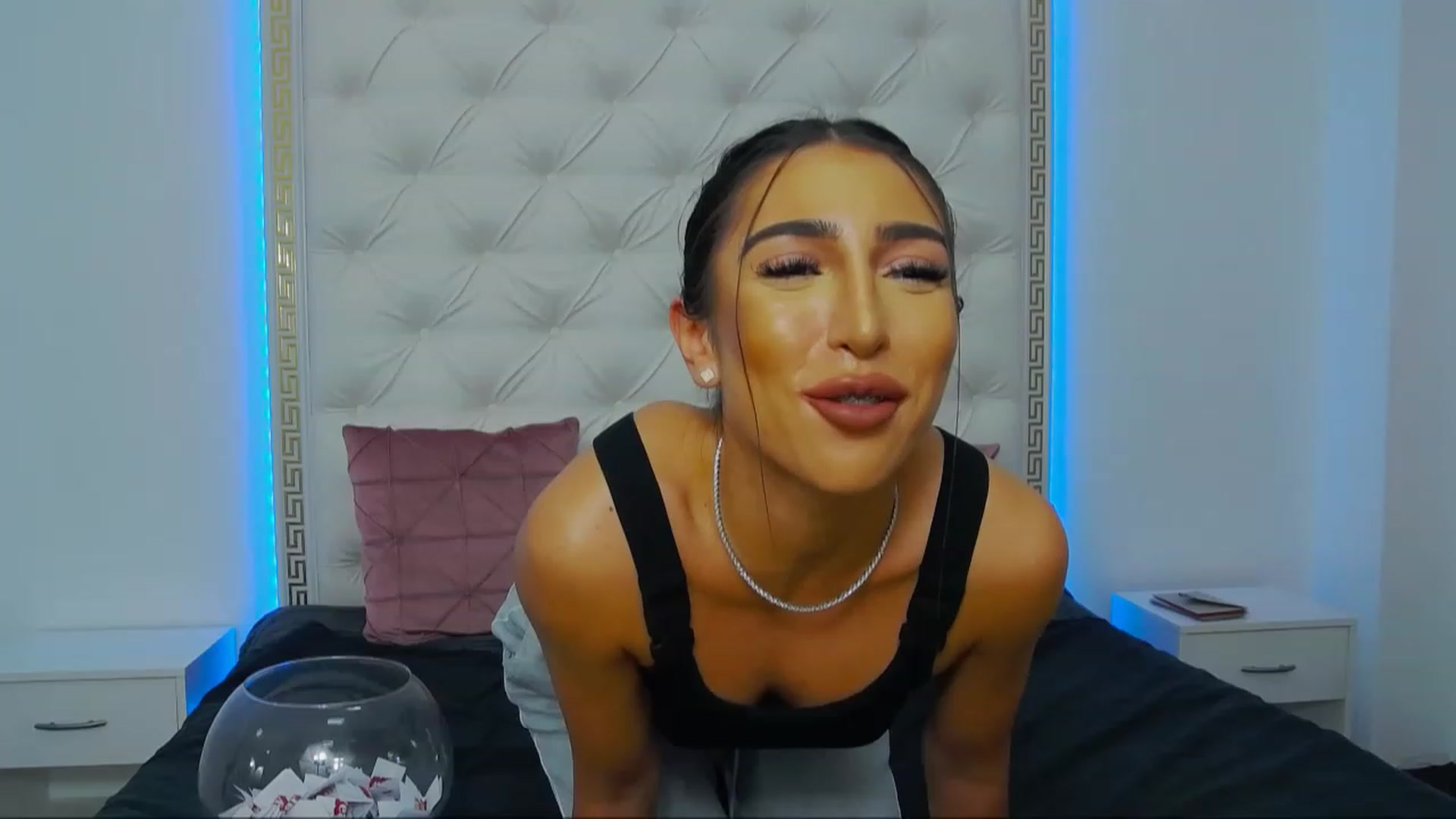 Gallery image thumbnail from KaraKhalifa's myfreecams stream on, 12/27/2022, 19:08 image 8 of 20