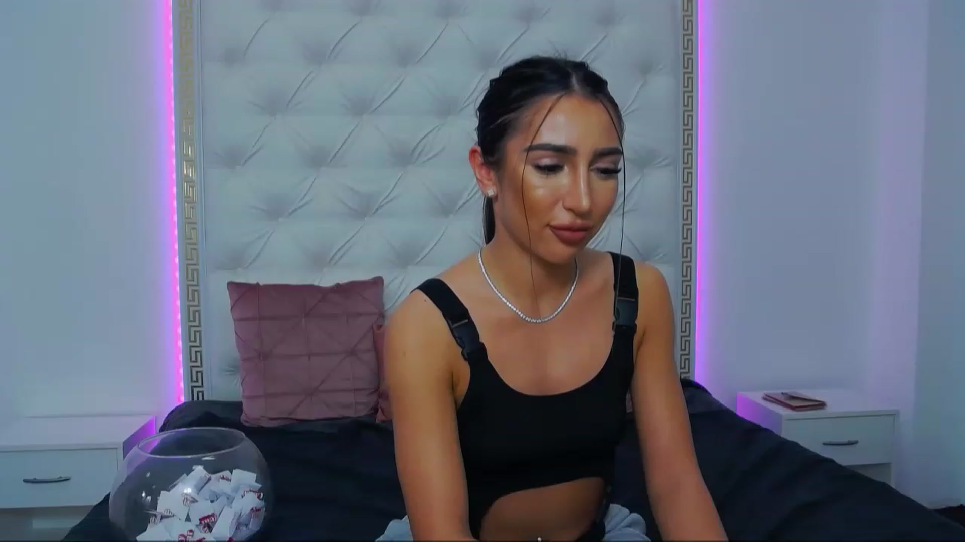 Gallery image thumbnail from KaraKhalifa's myfreecams stream on, 12/27/2022, 19:08 image 14 of 20