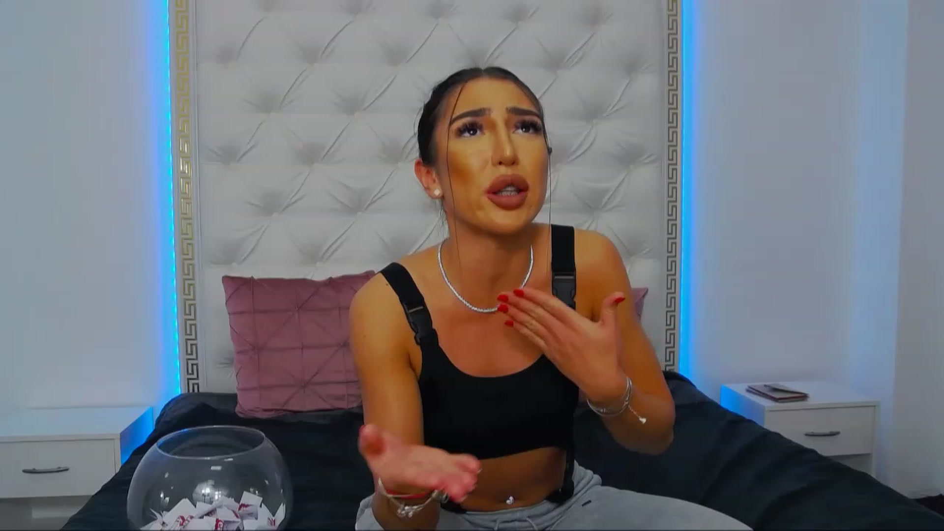 Gallery image thumbnail from KaraKhalifa's myfreecams stream on, 12/27/2022, 19:08 image 10 of 20