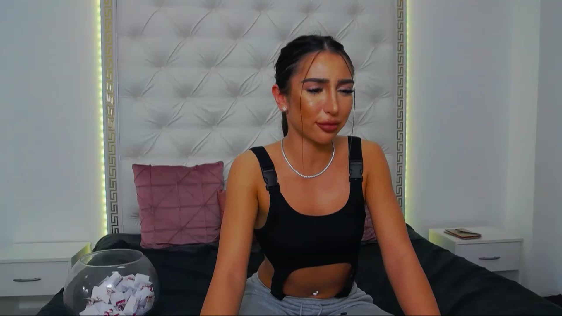 Gallery image thumbnail from KaraKhalifa's myfreecams stream on, 12/27/2022, 19:08 image 12 of 20