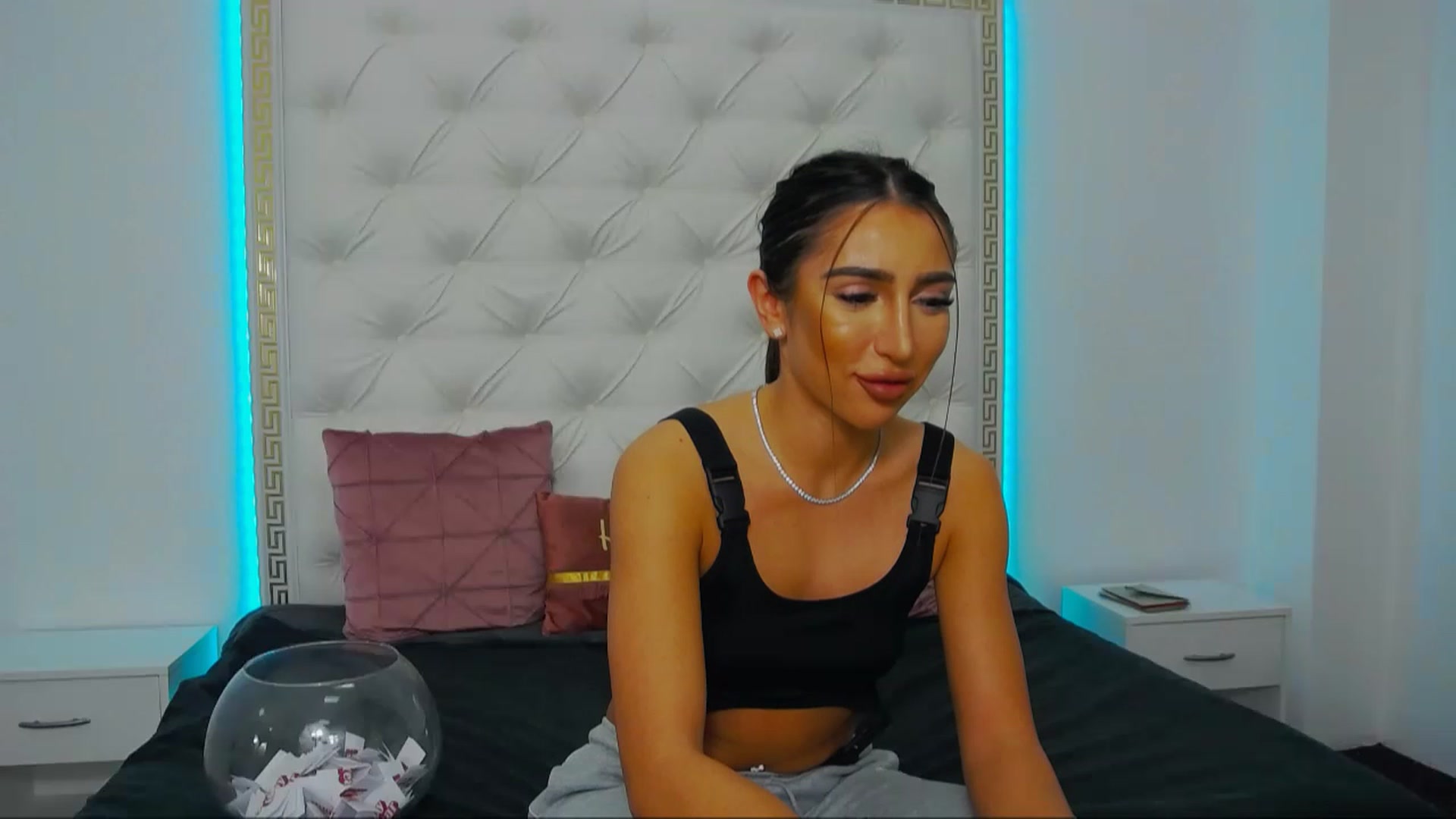 Gallery image thumbnail from KaraKhalifa's myfreecams stream on, 12/27/2022, 19:08 image 2 of 20