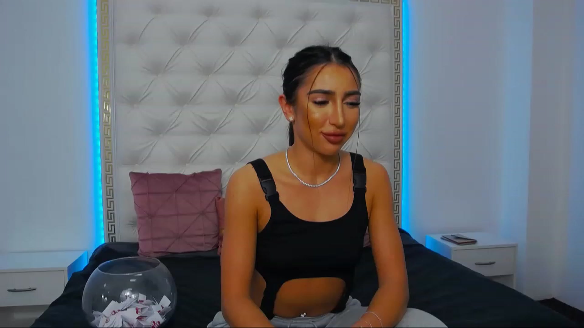 Gallery image thumbnail from KaraKhalifa's myfreecams stream on, 12/27/2022, 19:08 image 3 of 20